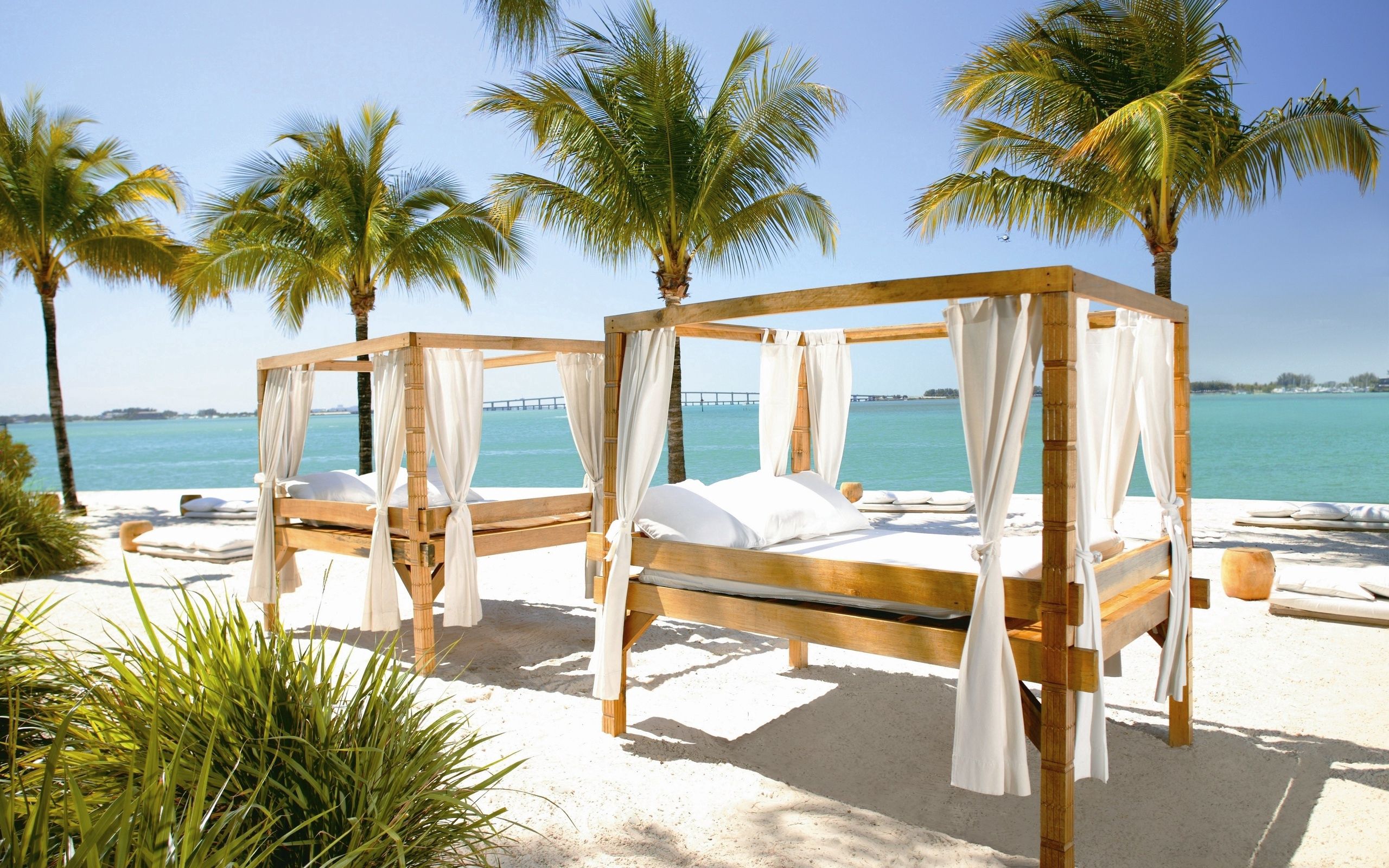142508 download wallpaper interior, beach, palms, miscellanea, miscellaneous, bed, miami, beds screensavers and pictures for free