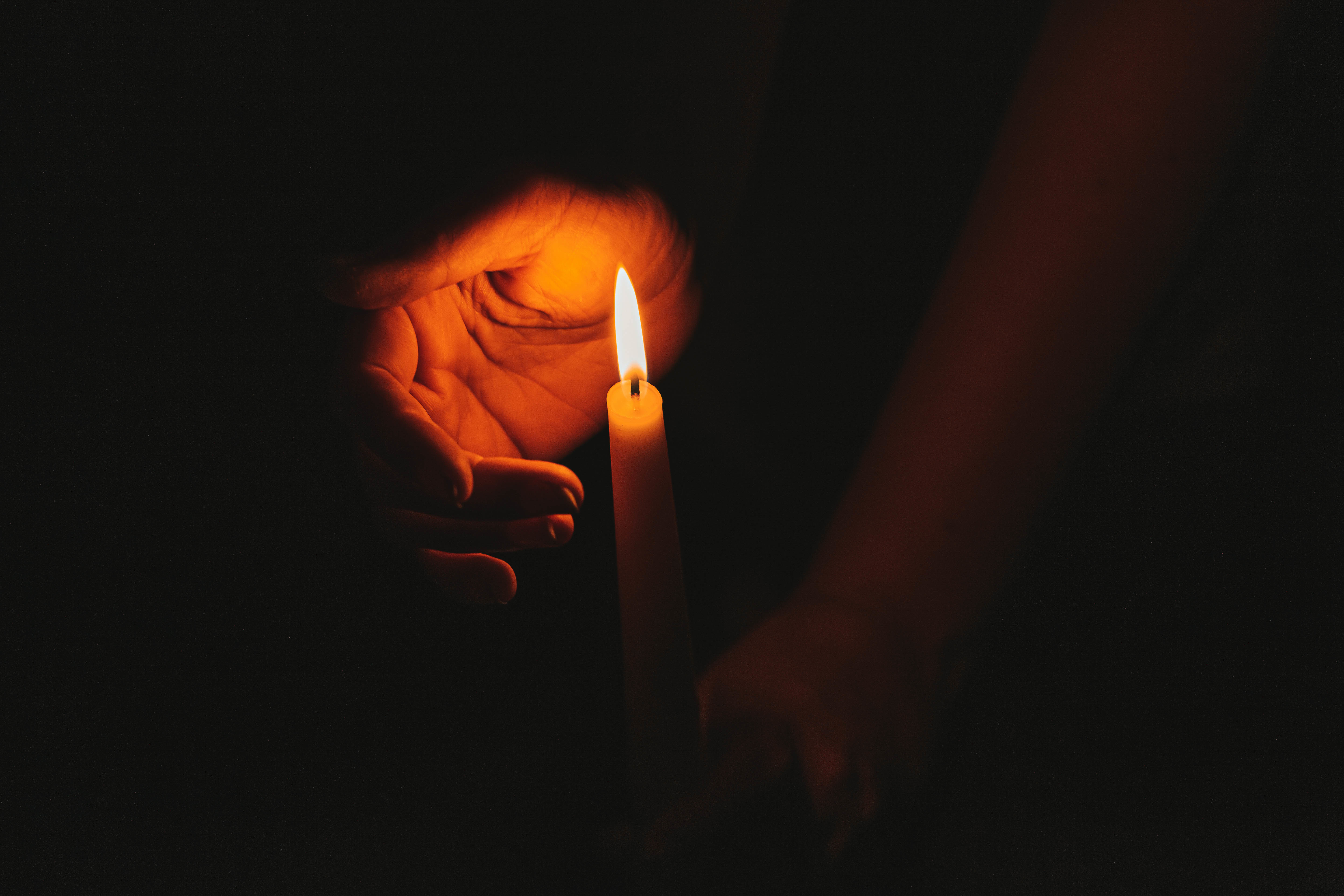 hands, candle, dark, flame 2160p