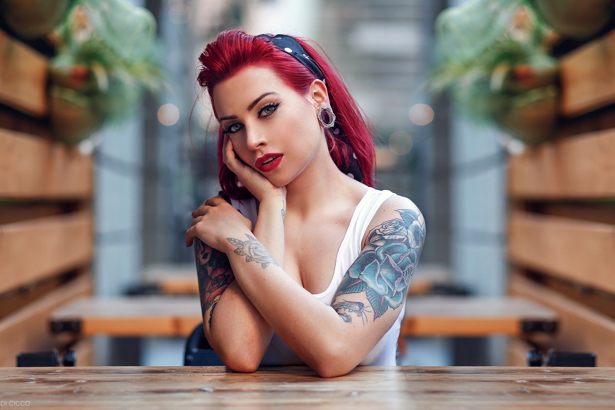 Татуированные девушки с красными волосами