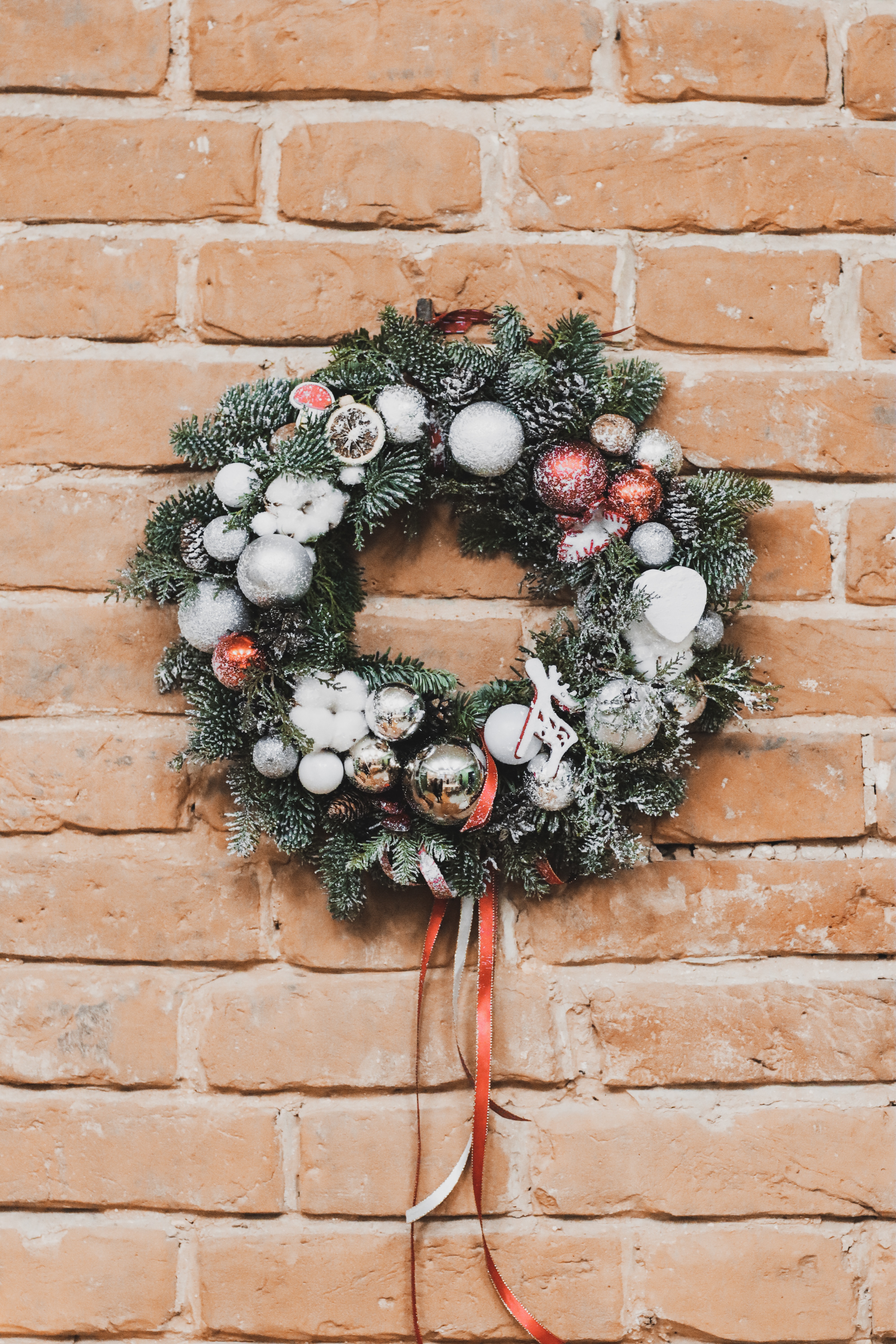 Christmas wreath, wall, holidays, decoration 4k Wallpaper