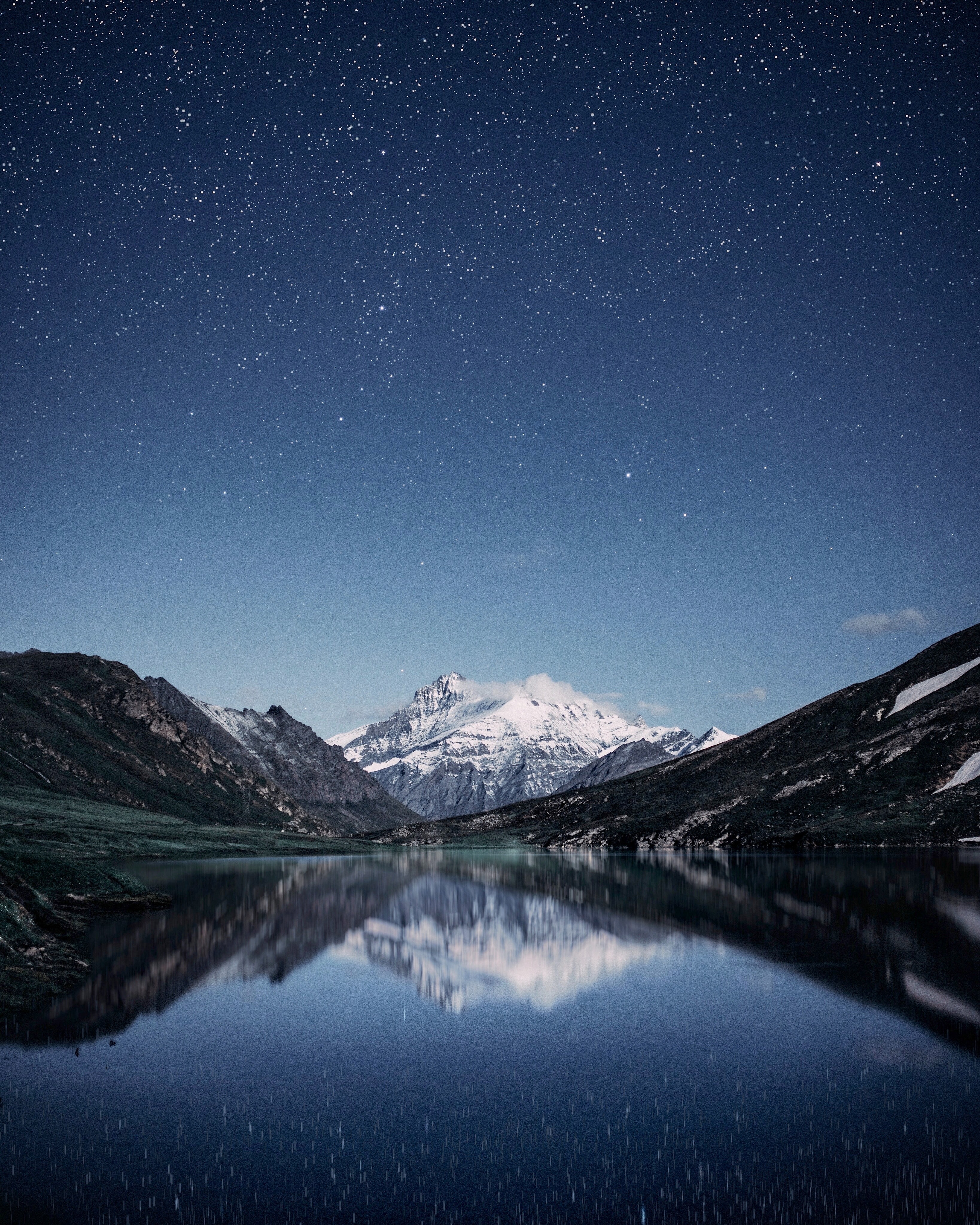 136479 скачать обои отражение, заснеженный, звездное небо, природа, горы, ночь - заставки и картинки бесплатно