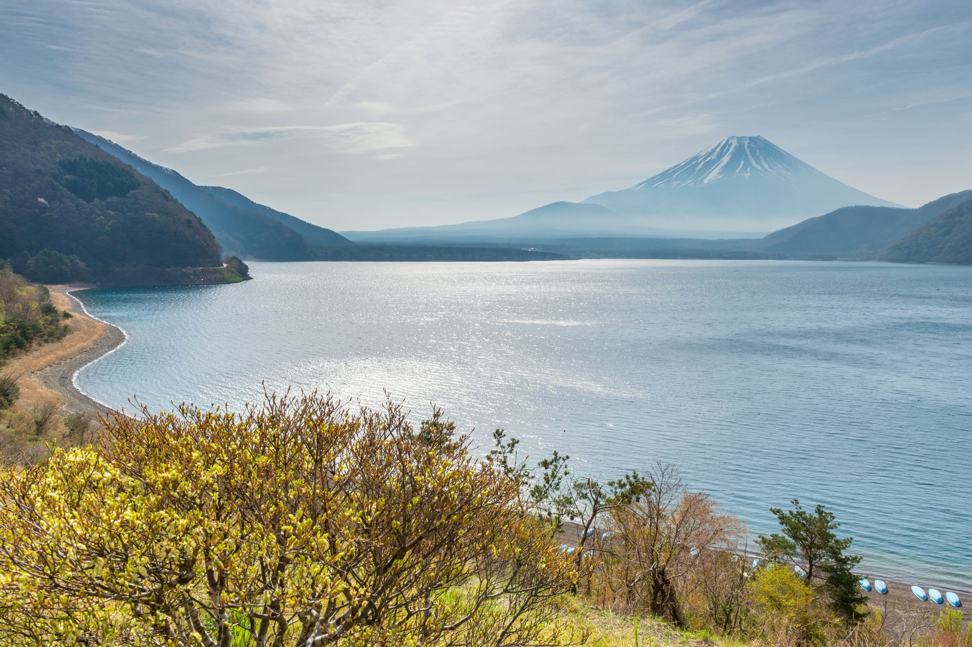 Гора и озеро Япония