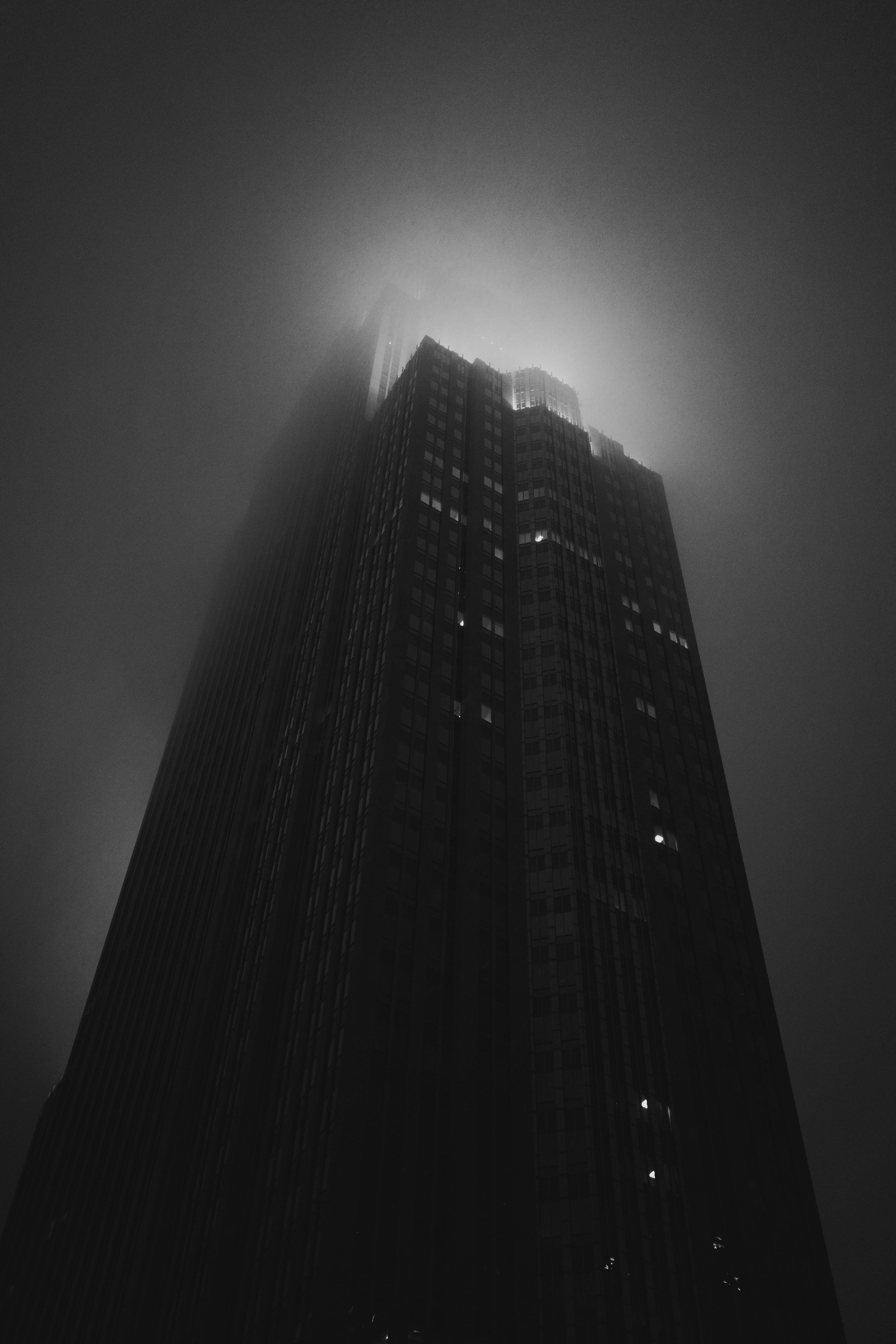 お使いの携帯電話の109151スクリーンセーバーと壁紙タワー。 超高層ビル, 建物, 闇, 暗い, 霧, bw, chb, タワー, 塔の写真を無料でダウンロード