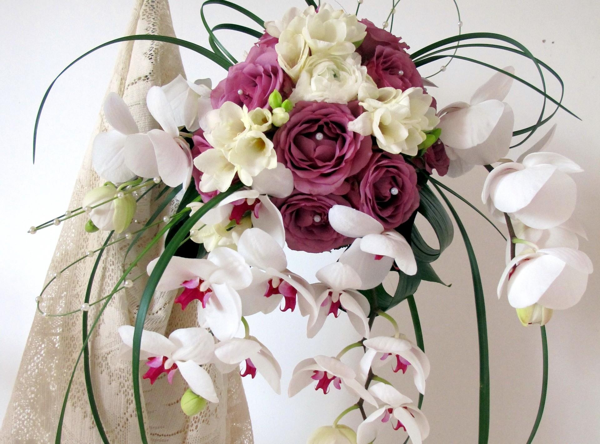 Handy-Wallpaper Blumen, Roses, Perlen, Strauß, Bouquet, Komposition, Zusammensetzung, Orchideen, Freesie kostenlos herunterladen.