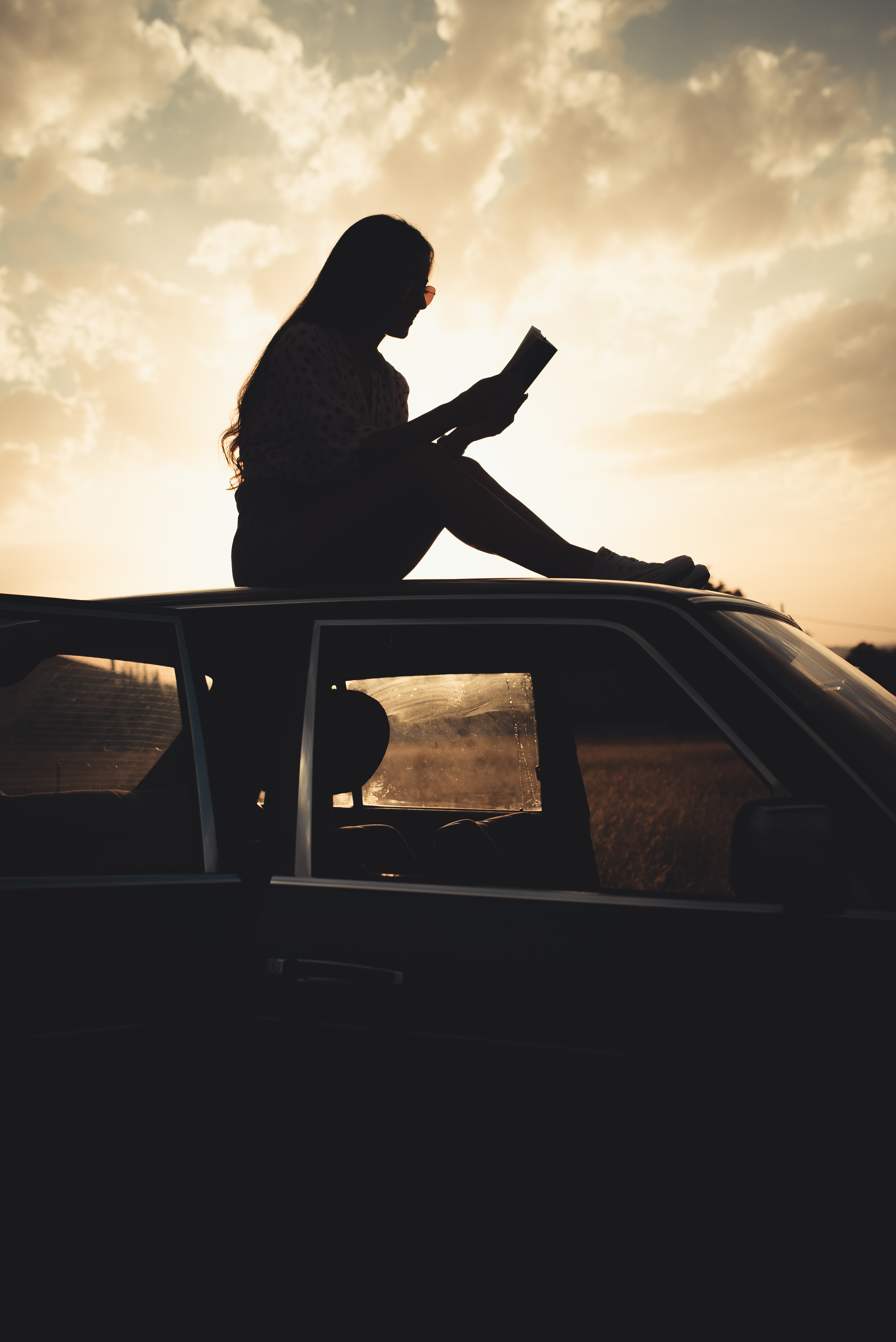140646 download wallpaper books, dark, silhouette, car, machine, girl, reading screensavers and pictures for free
