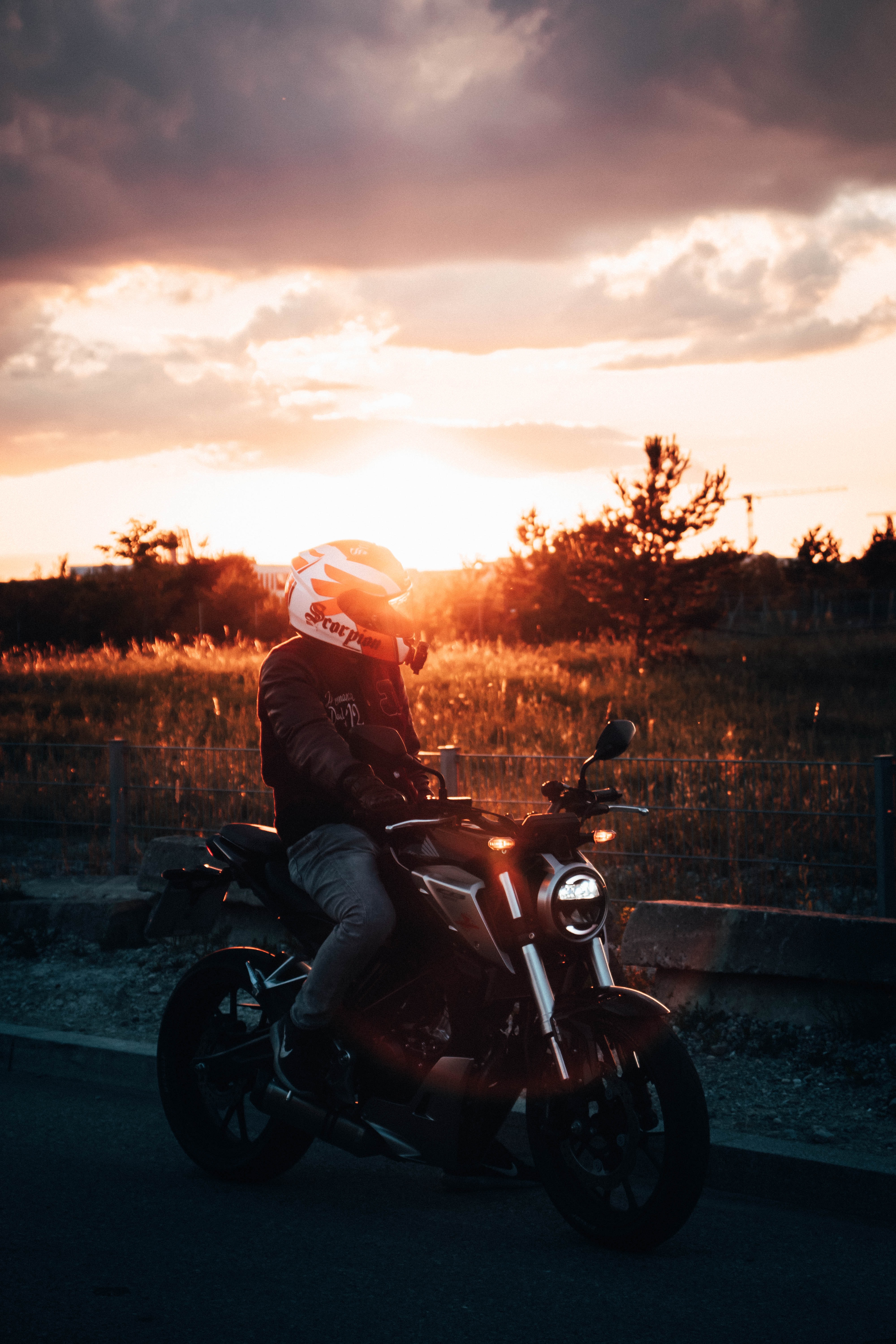 Handy-Wallpaper Sunset, Motorräder, Scheinen, Licht, Motorradfahrer, Helm, Motorrad kostenlos herunterladen.