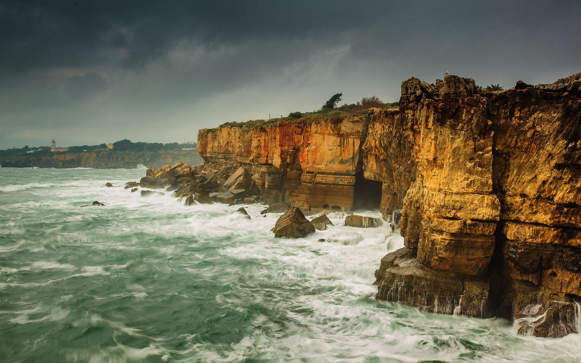 Португалия-скалы шторм