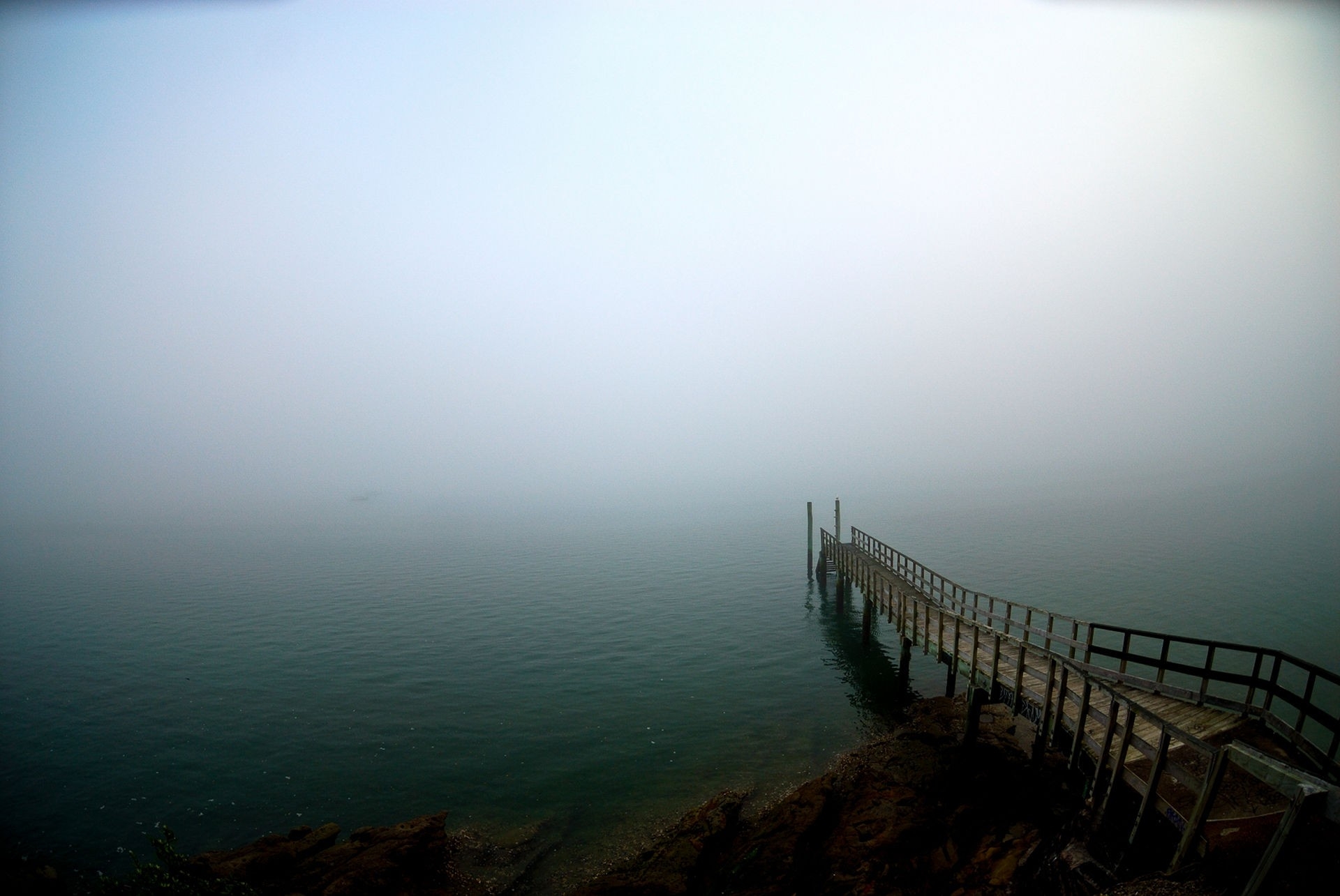 94751 Hintergrundbild herunterladen natur, see, seebrücke, pier, nebel, dunkelheit, abstammung, abstieg, unbekannt - Bildschirmschoner und Bilder kostenlos