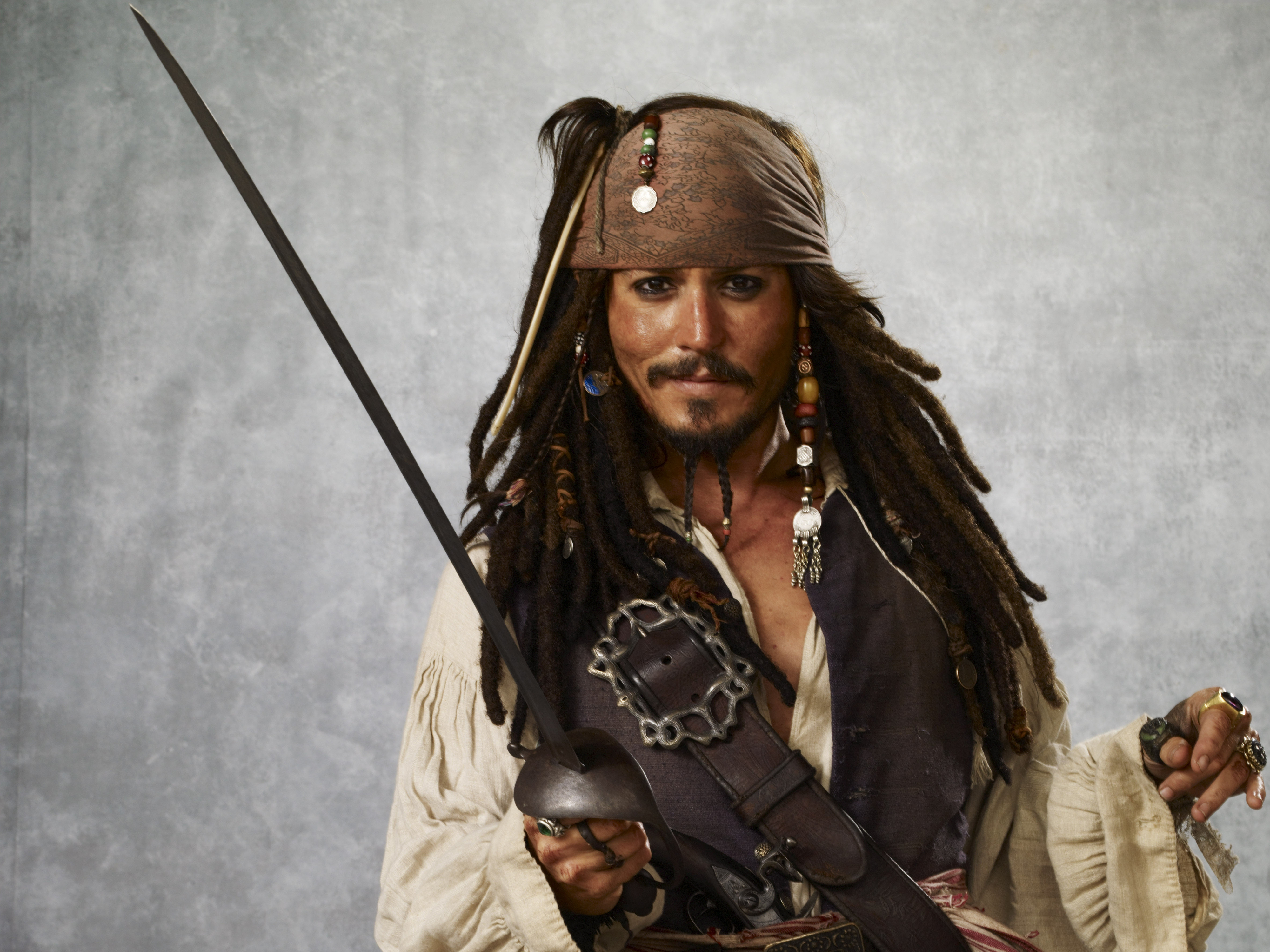 Пираты Карибского моря Джек Воробей улыбается