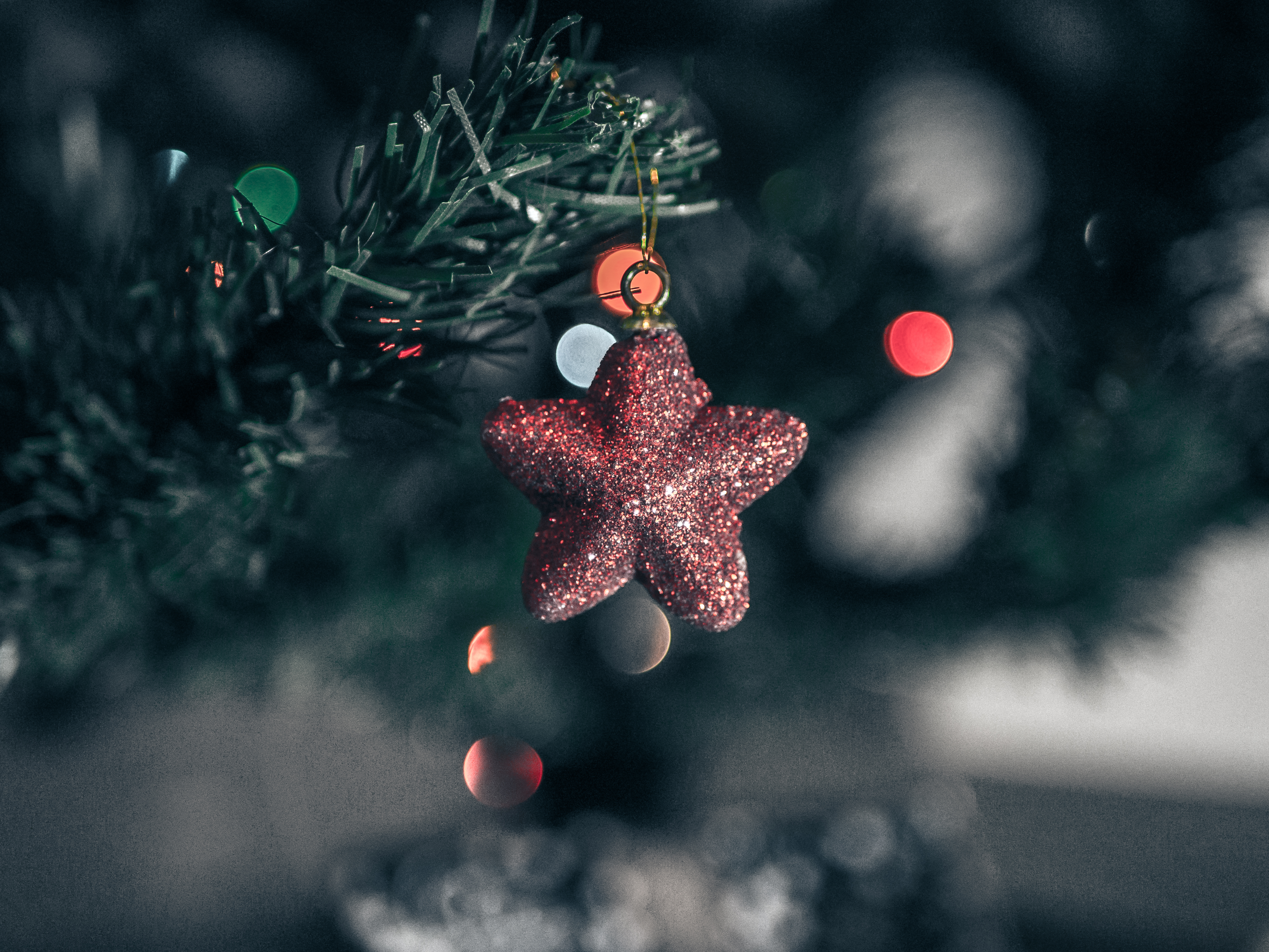 Handy-Wallpaper Feiertage, Sterne, Scheinen, Brillanz, Weihnachtsbaum Spielzeug, Star kostenlos herunterladen.