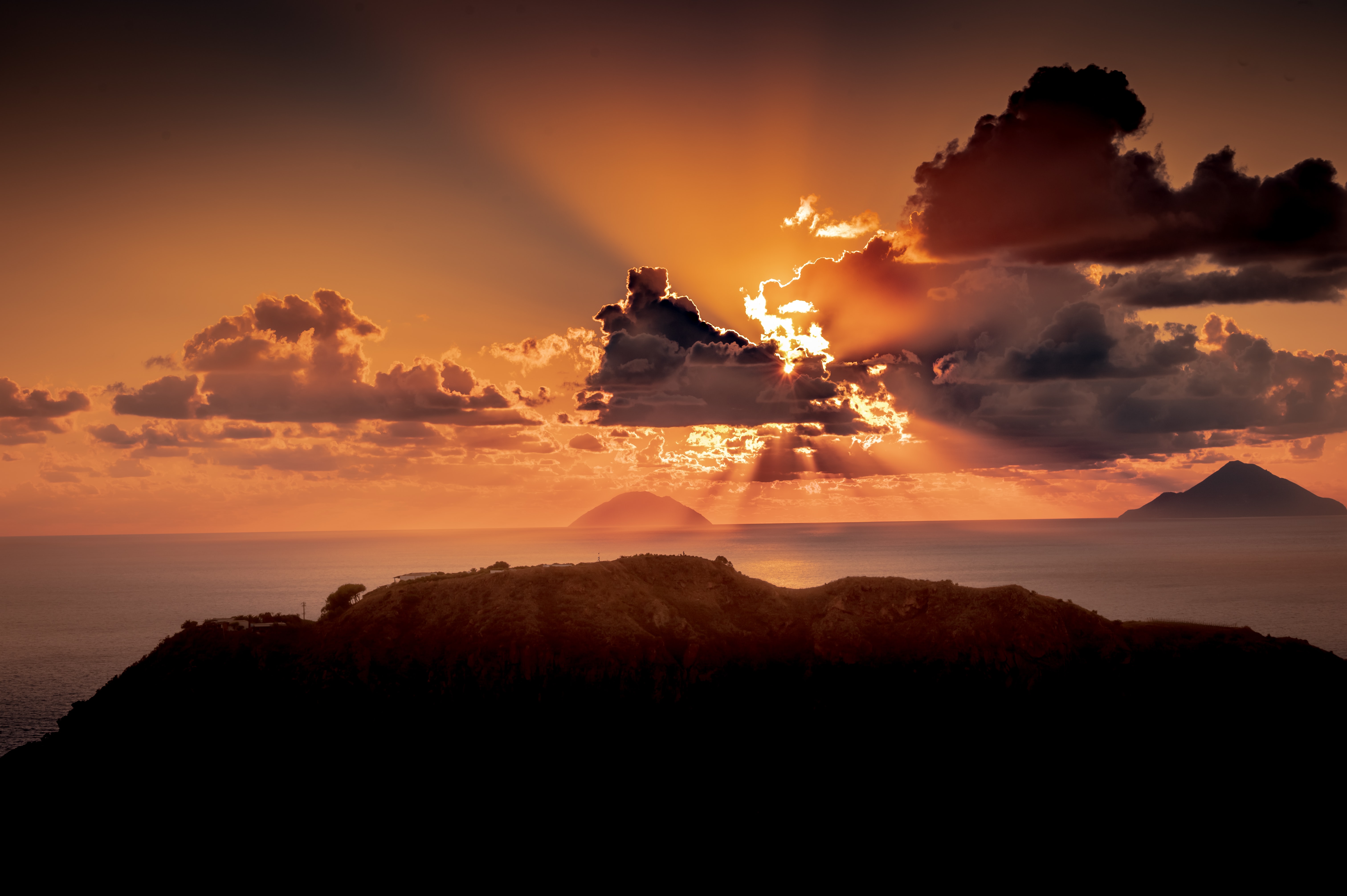 Handy-Wallpaper Natur, Sunset, Sea, Clouds, Dämmerung, Twilight, Die Insel, Insel kostenlos herunterladen.