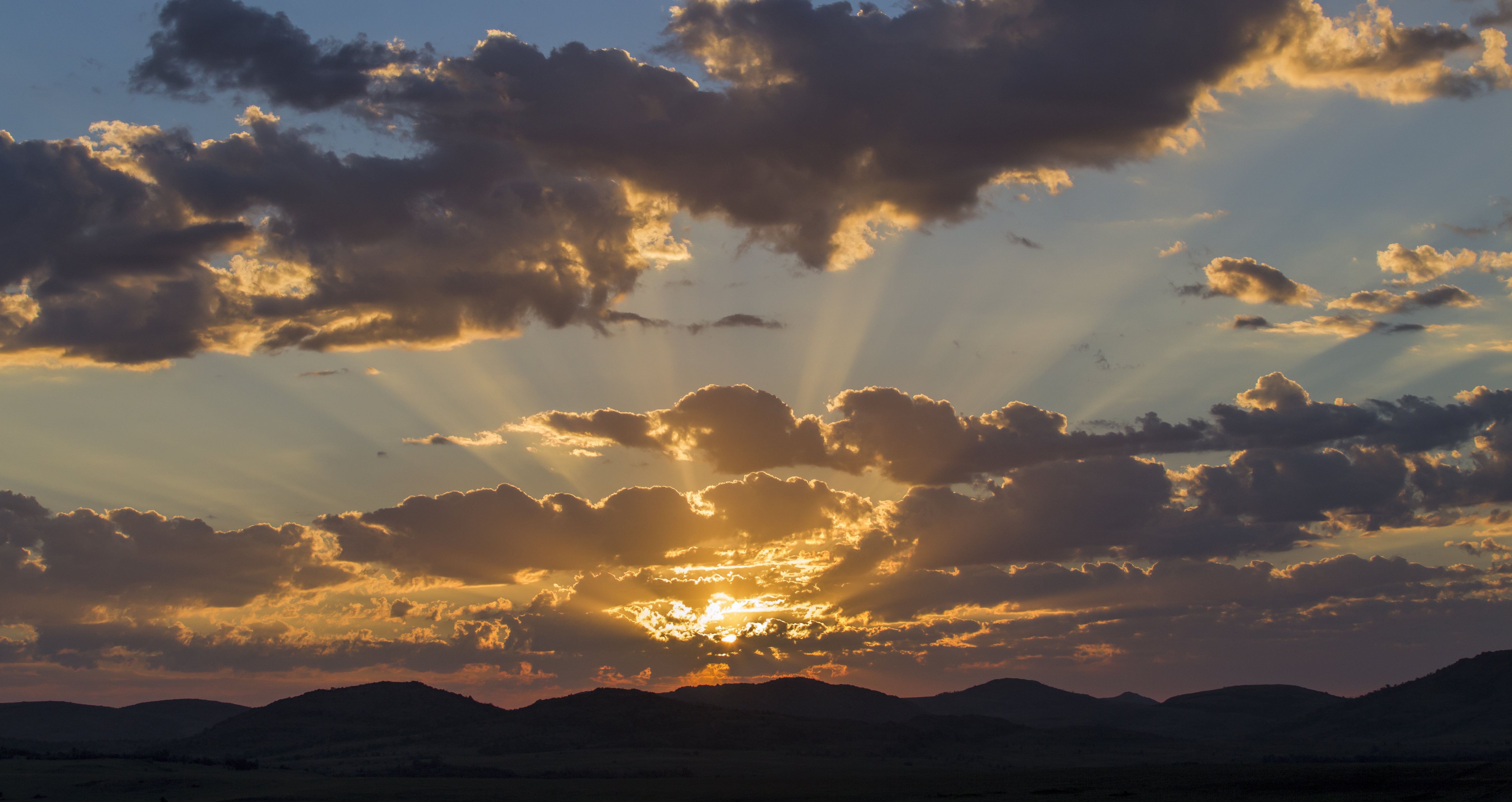 129556 Salvapantallas y fondos de pantalla Nubes en tu teléfono. Descarga imágenes de las colinas, naturaleza, puesta del sol, cielo gratis