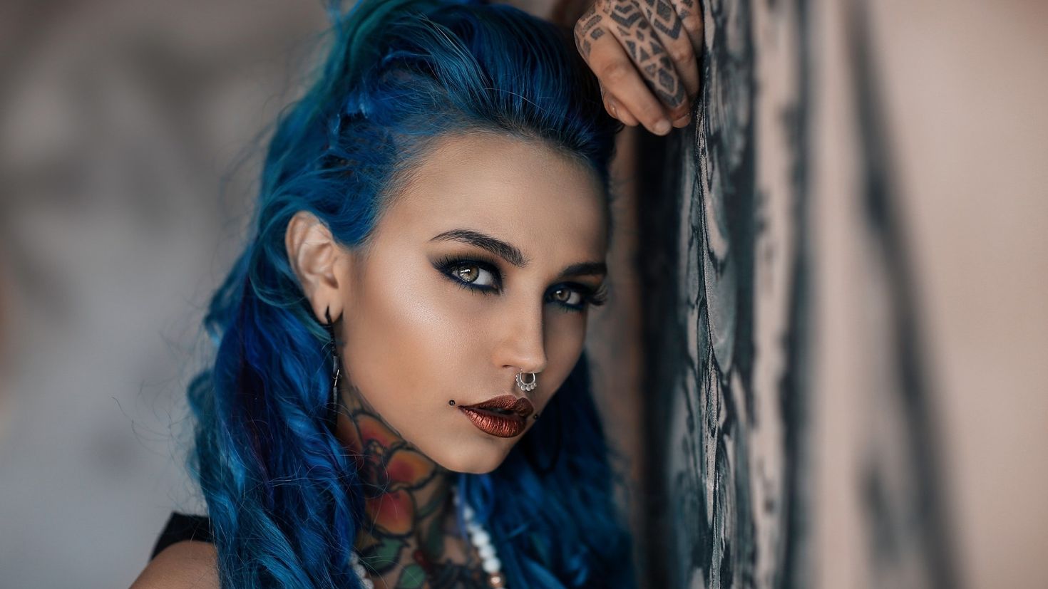 татуированная модель с синими волосами