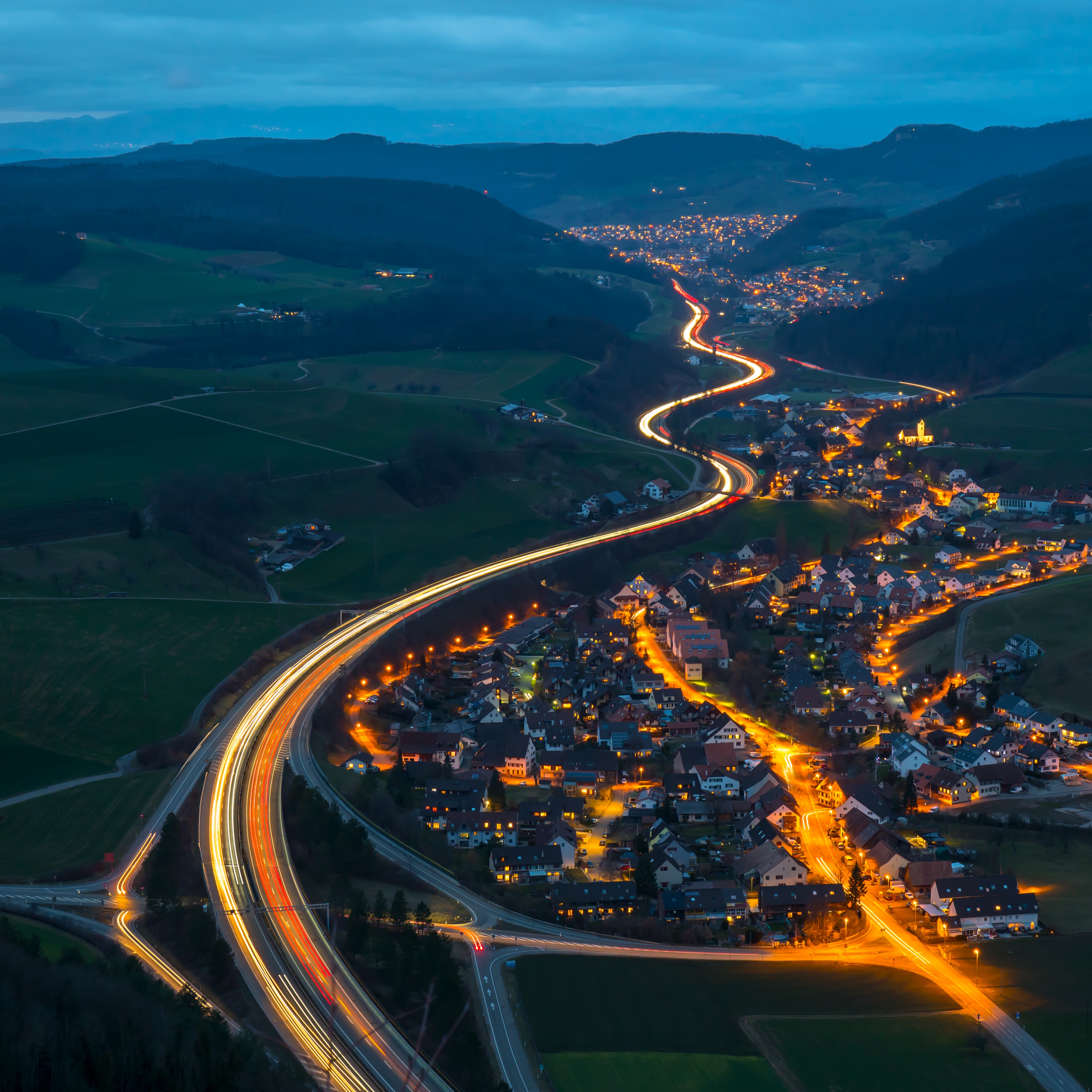Laden Sie das Städte, Roads, Mountains, Übernachtung, Blick Von Oben, Dorf, Schweiz-Bild kostenlos auf Ihren PC-Desktop herunter