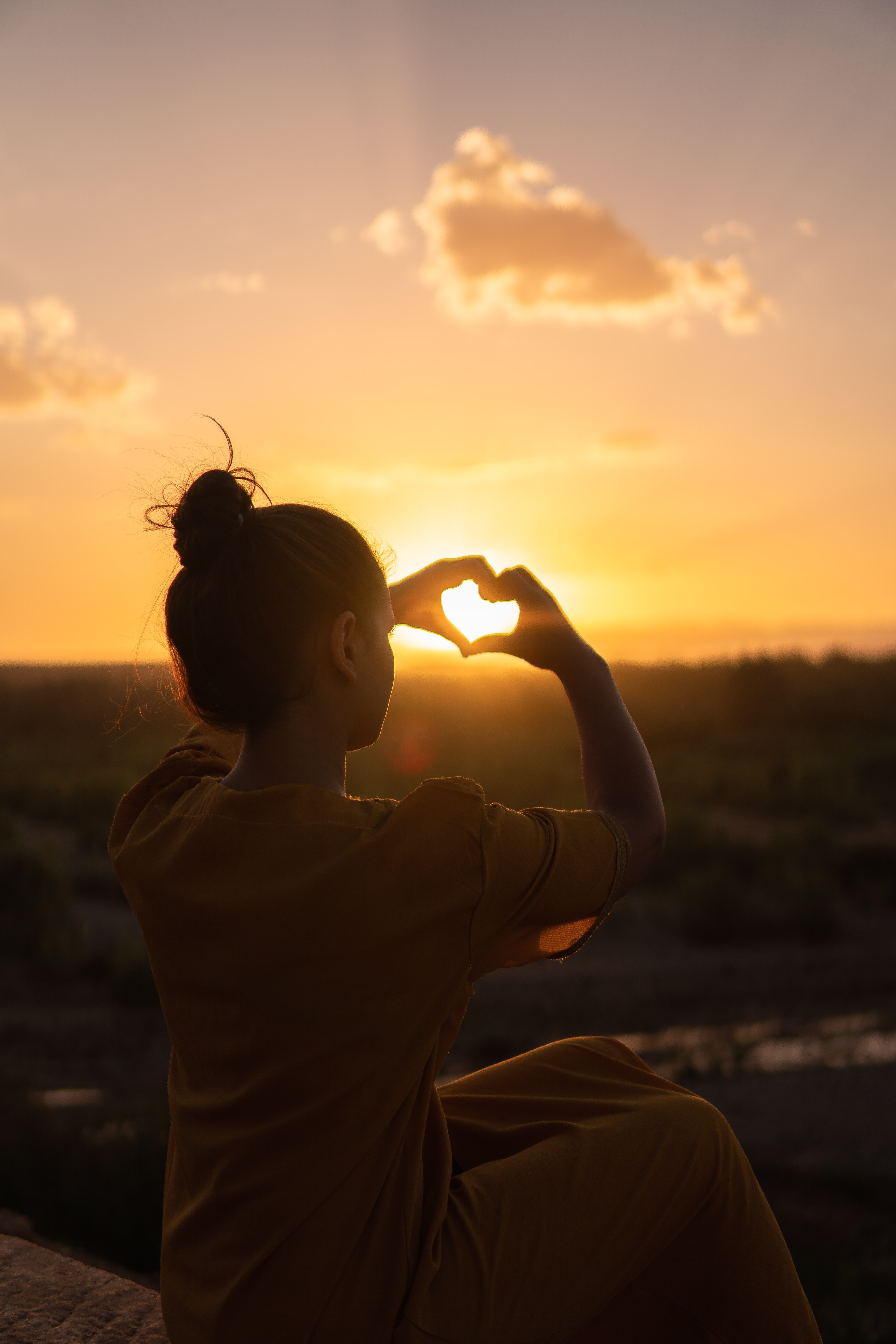 Mobile wallpaper heart, love, sunset, hands, girl