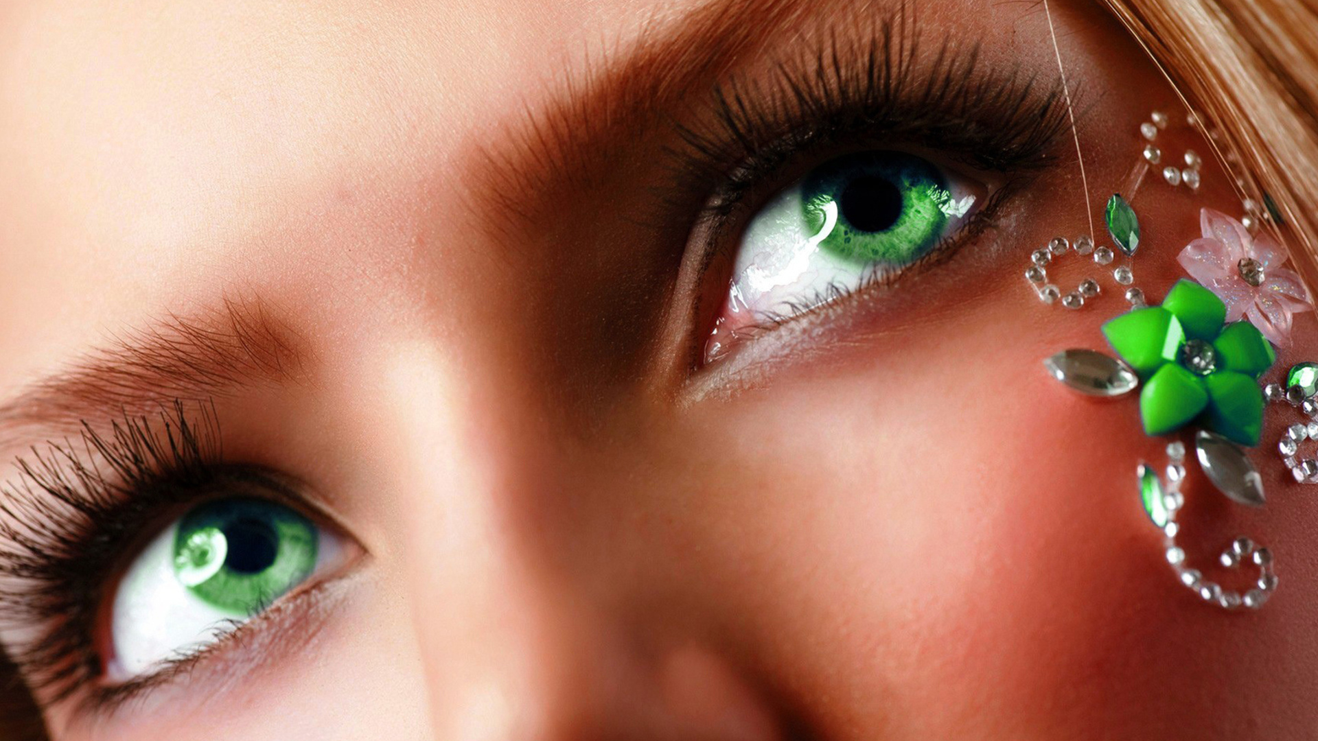 Зелёные глаза у девушек