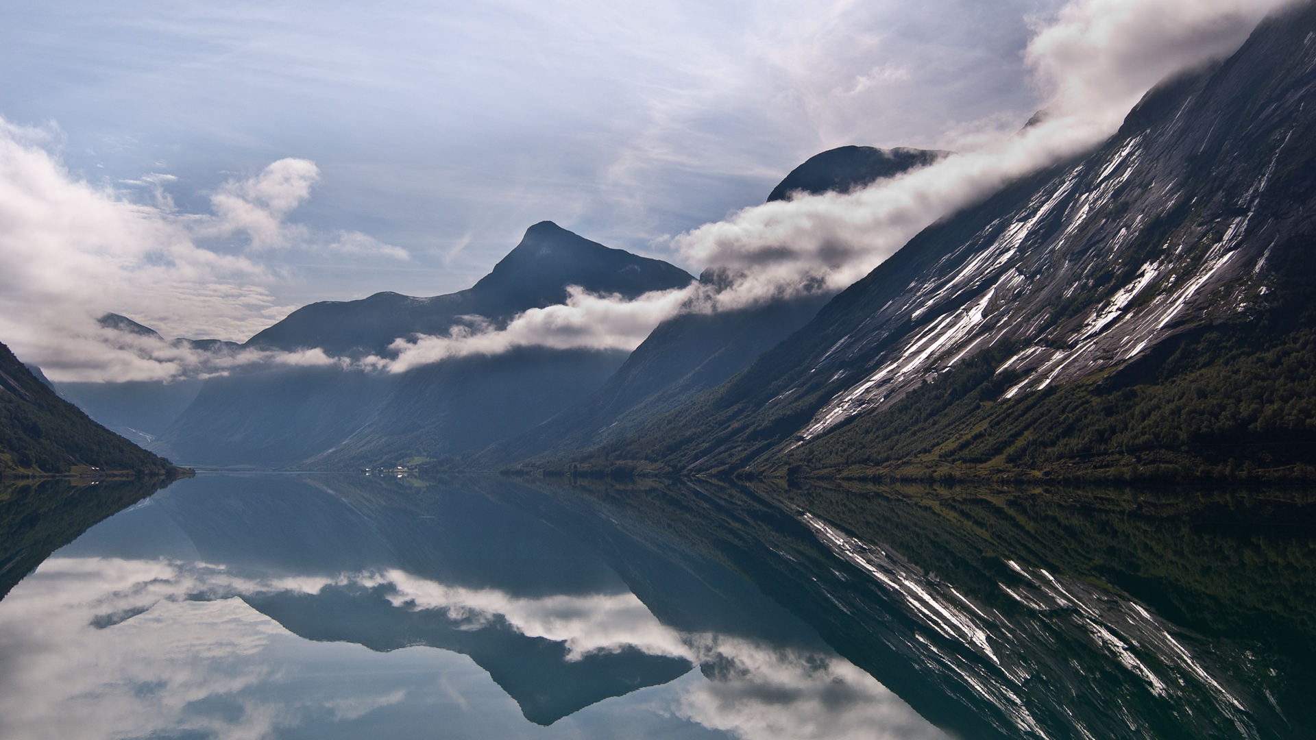 Озеро в Норвегии Фьорд