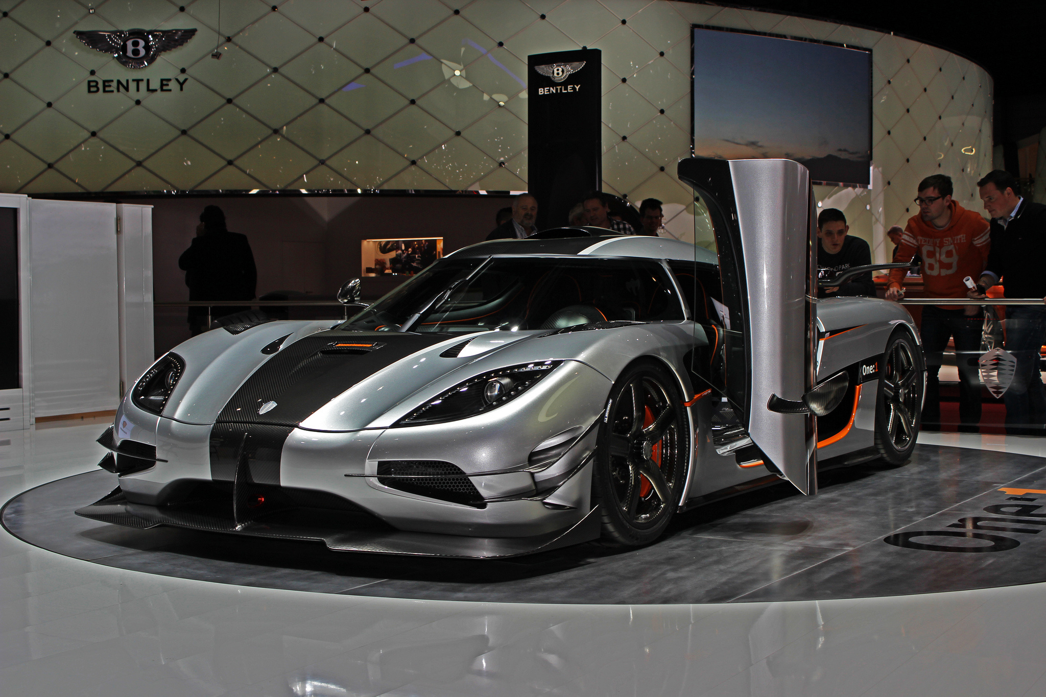 72067 download wallpaper car showroom, koenigsegg, cars, 2014, motor show, hypercar, one 1, geneva screensavers and pictures for free