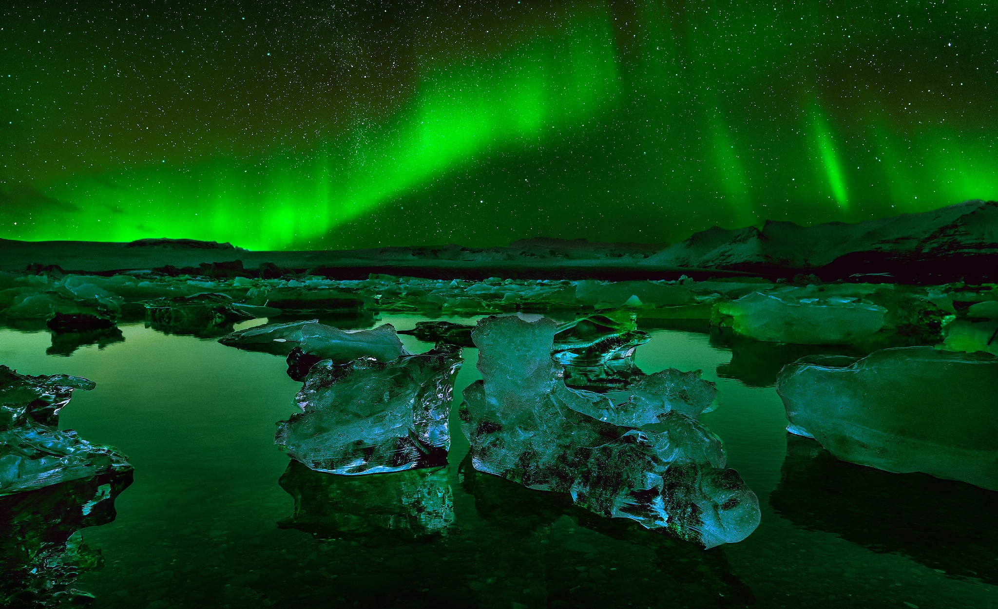 Северное сияние над озером 'ёкюльсаурлоун', Исландия