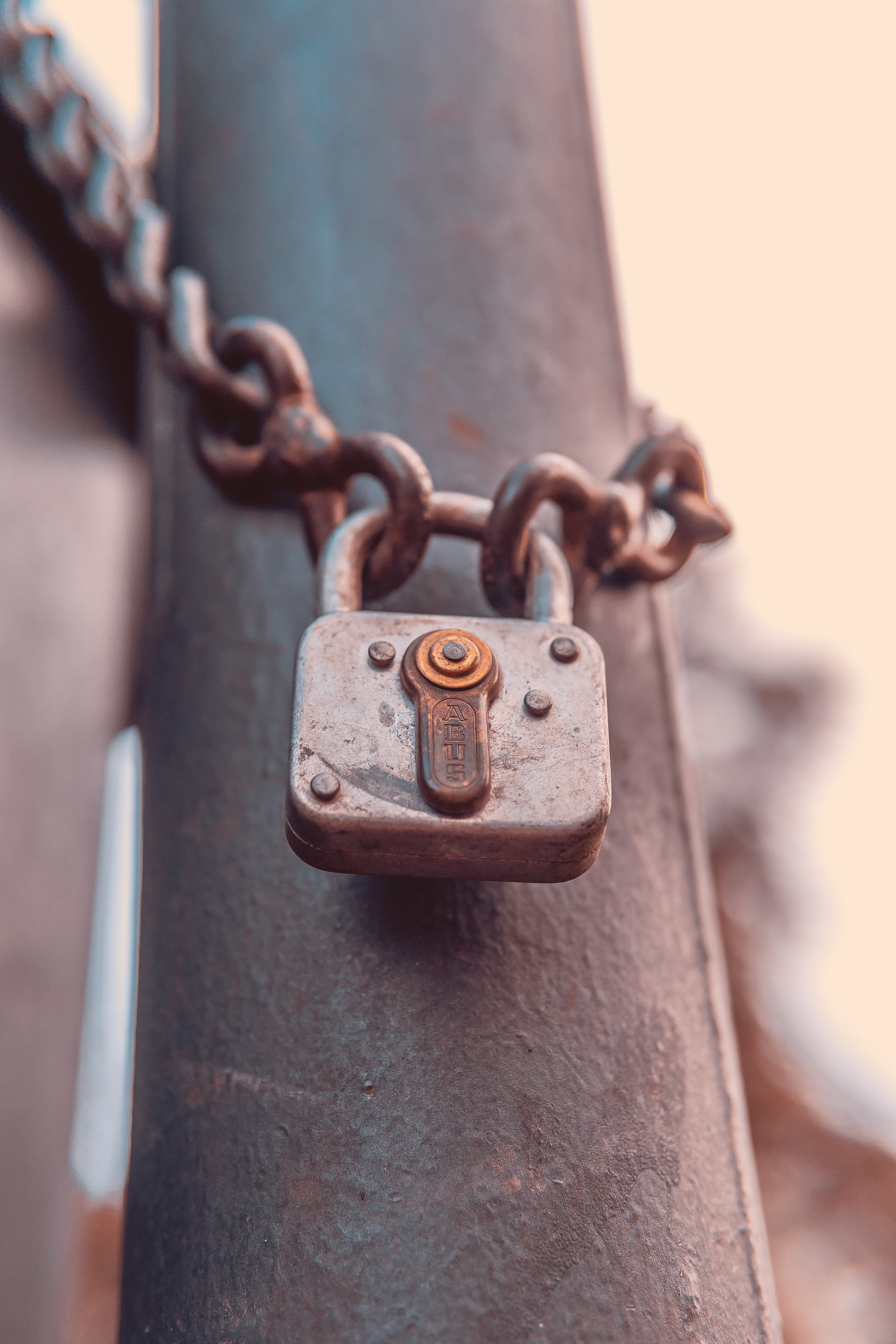 131415 Screensavers and Wallpapers Chain for phone. Download lock, miscellanea, miscellaneous, metal, metallic, chain, rust pictures for free