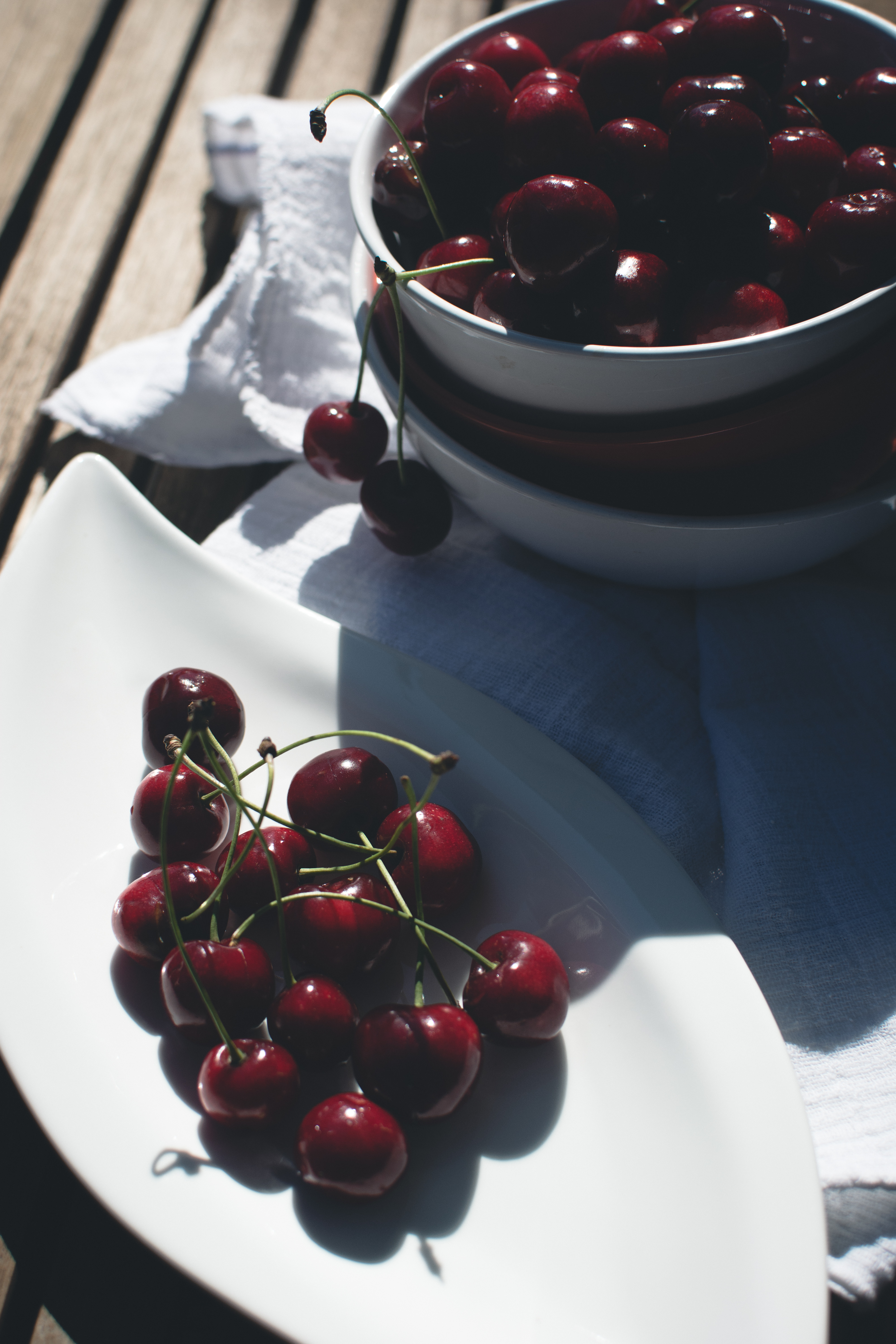 102574 download wallpaper sweet cherry, food, cherry, summer, berries, plate screensavers and pictures for free