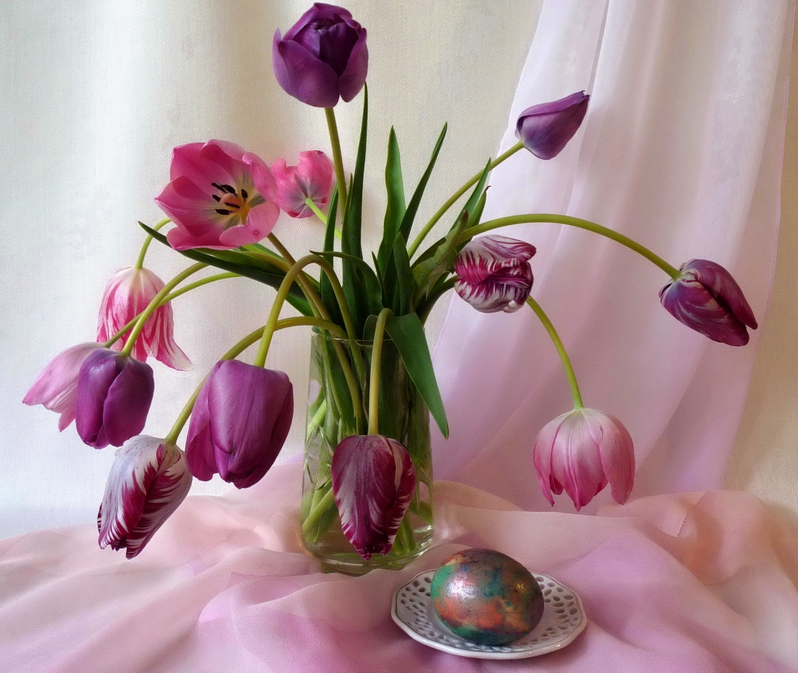 93881 download wallpaper flowers, easter, tulips, holiday, cloth, vase, egg screensavers and pictures for free