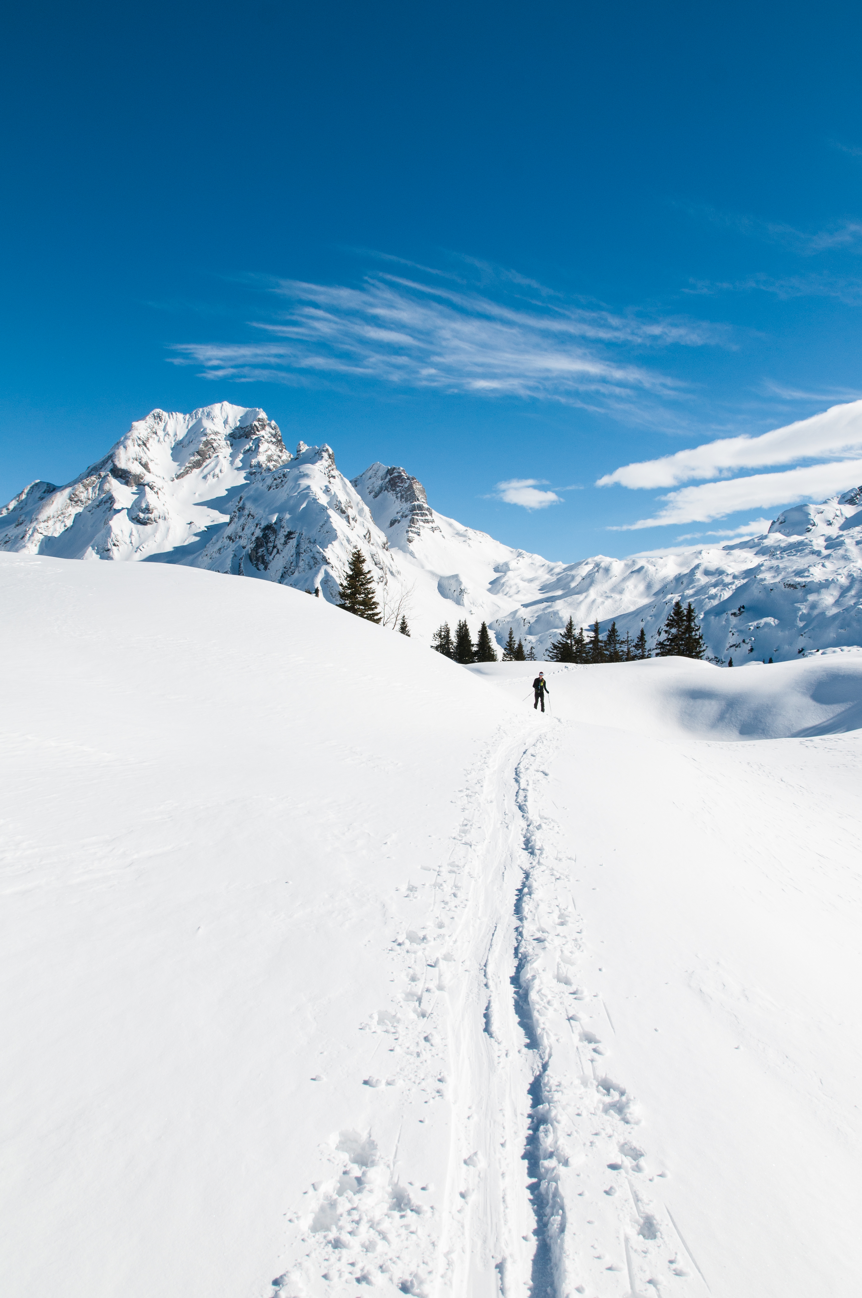 Handy-Wallpaper Natur, Mountains, Schnee, Schneebedeckt, Snowbound, Spur, Track, Skifahrer kostenlos herunterladen.