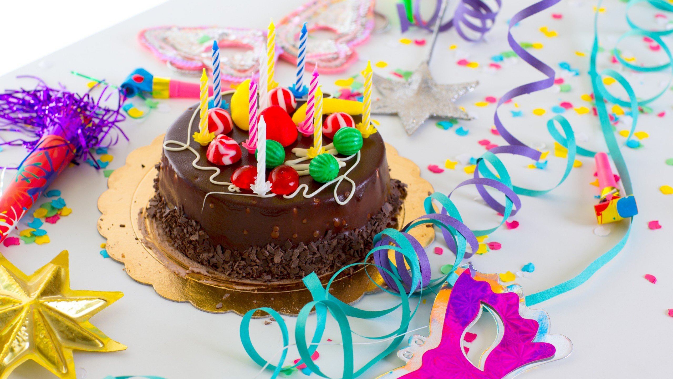 749134 завантажити шпалери шоколадний торт, конфетті, свічка, партія, торт, день народження, свято - заставки і картинки безкоштовно