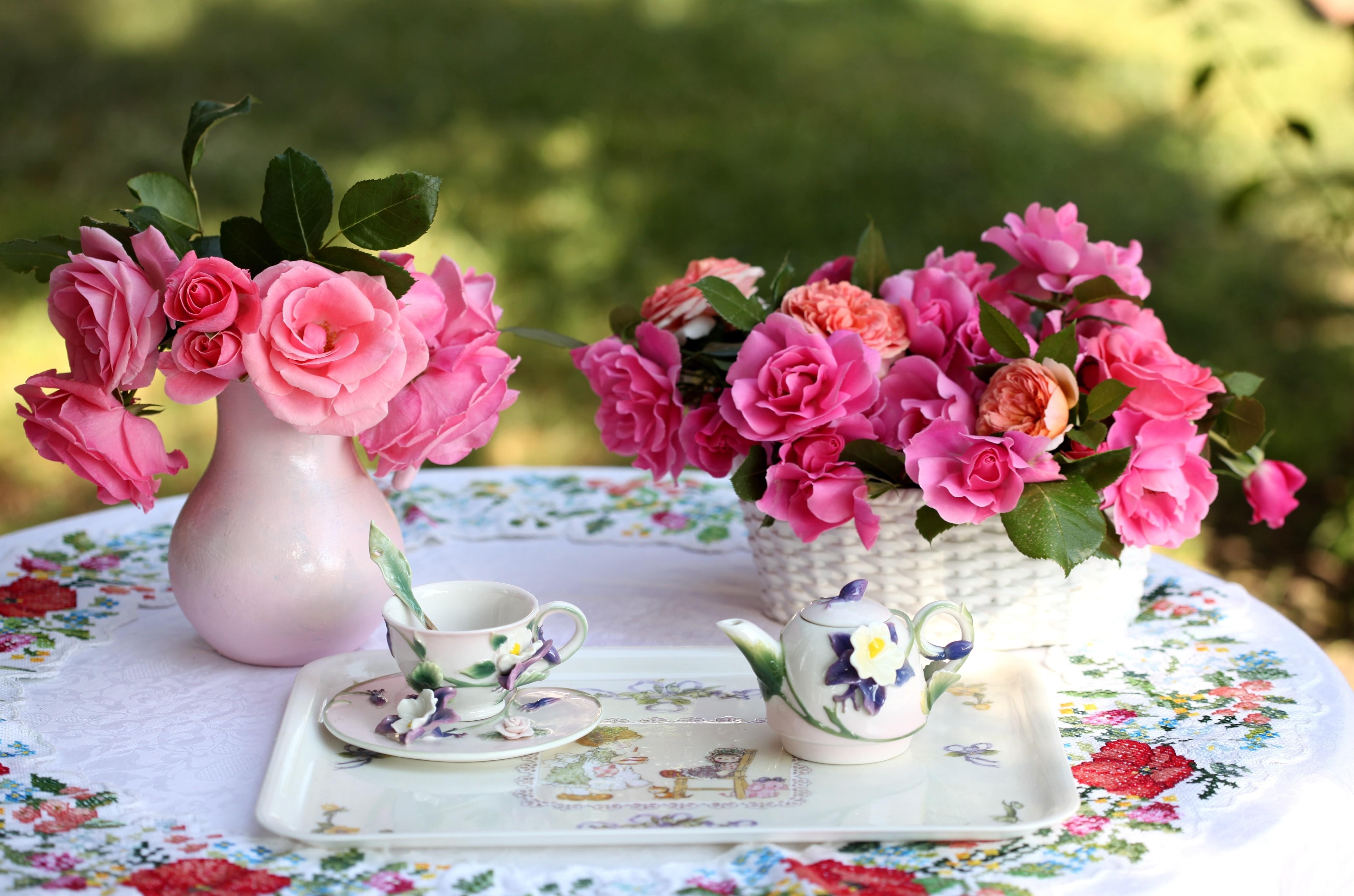 115929 download wallpaper flowers, roses, bouquets, table, vase, basket, service, tea drinking, tea party, tablecloth screensavers and pictures for free