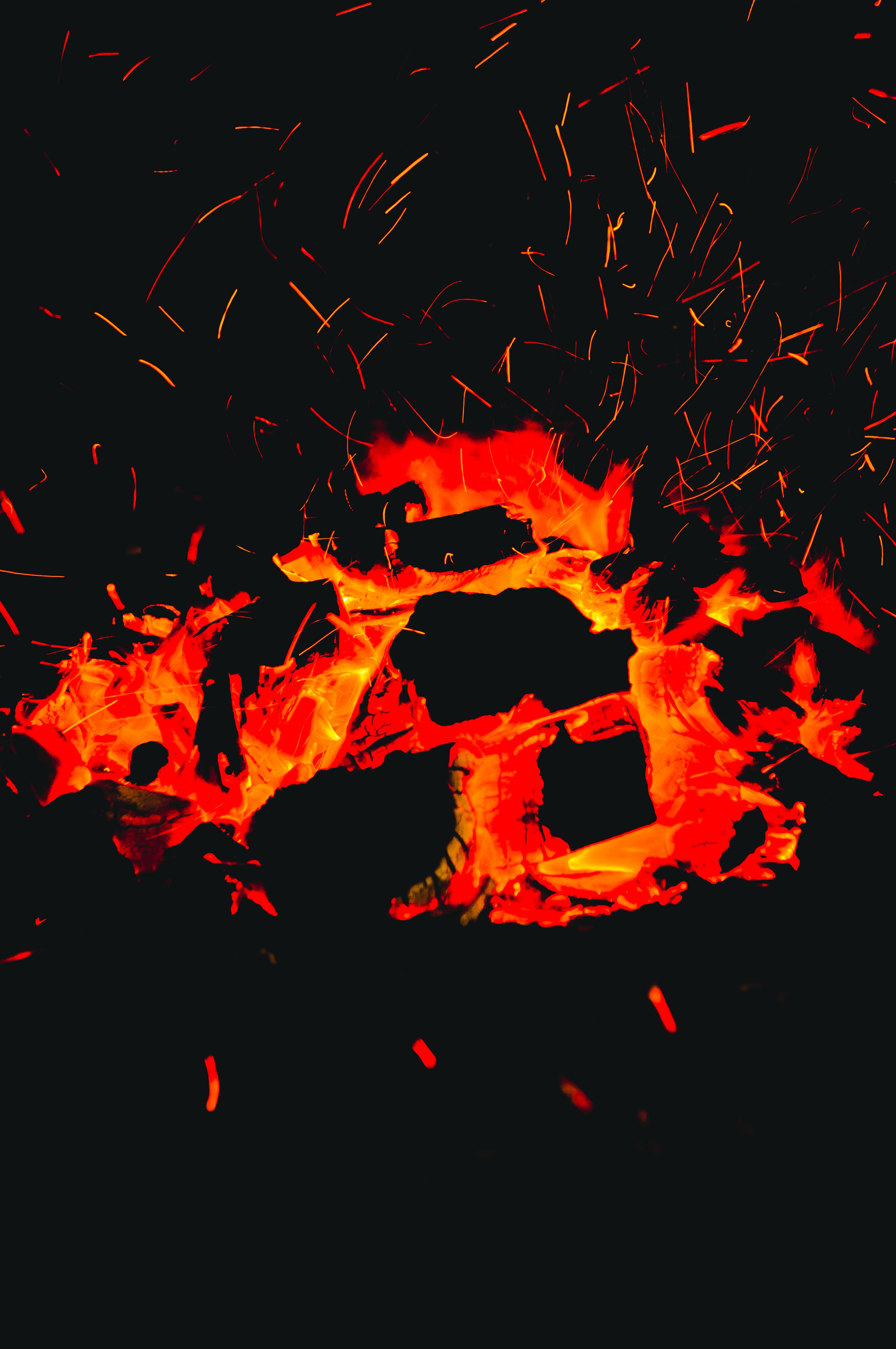 bonfire, coals, dark, sparks, heat, fever HD wallpaper