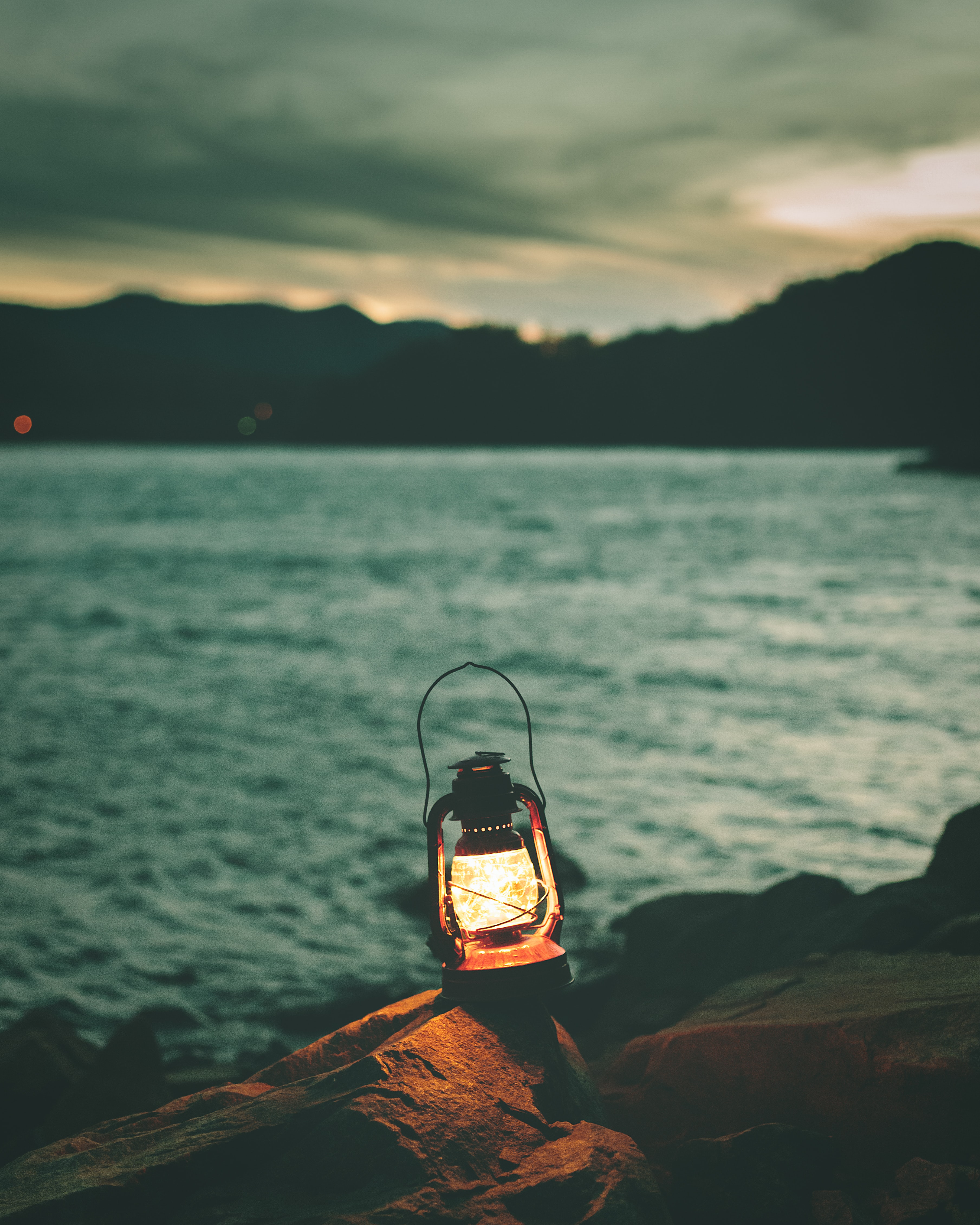 Mobile Wallpaper: Free HD Download [HQ] shore, lantern, stones, light