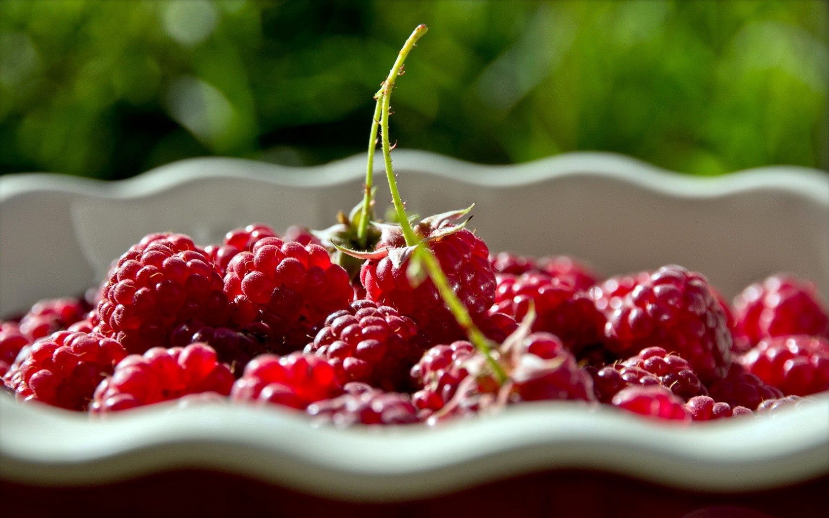 Laden Sie das Lebensmittel, Himbeere, Berries, Schatten, Teller-Bild kostenlos auf Ihren PC-Desktop herunter