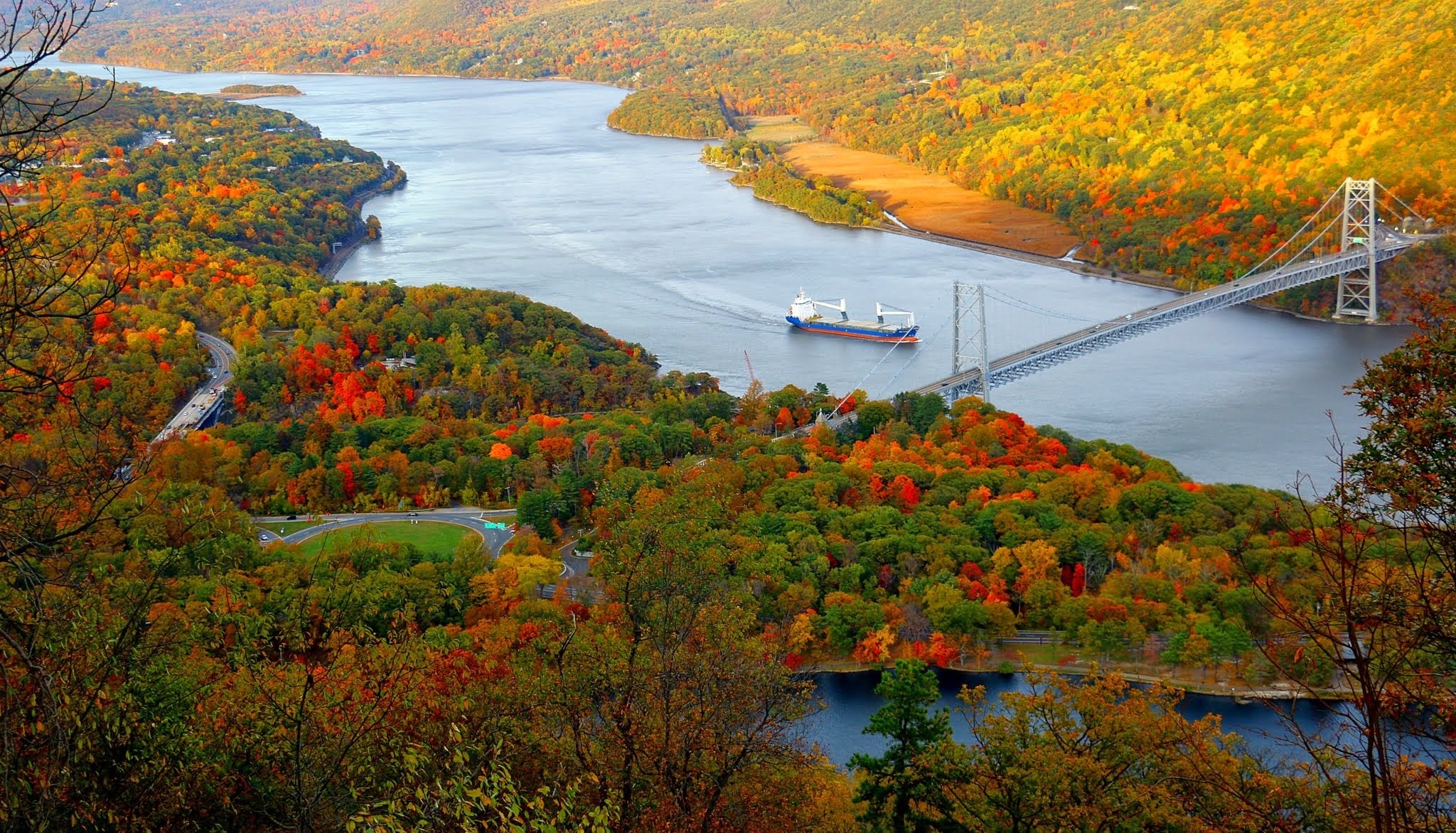 Laden Sie das Herbst, Natur, Bäume, Brücke, Schiff-Bild kostenlos auf Ihren PC-Desktop herunter
