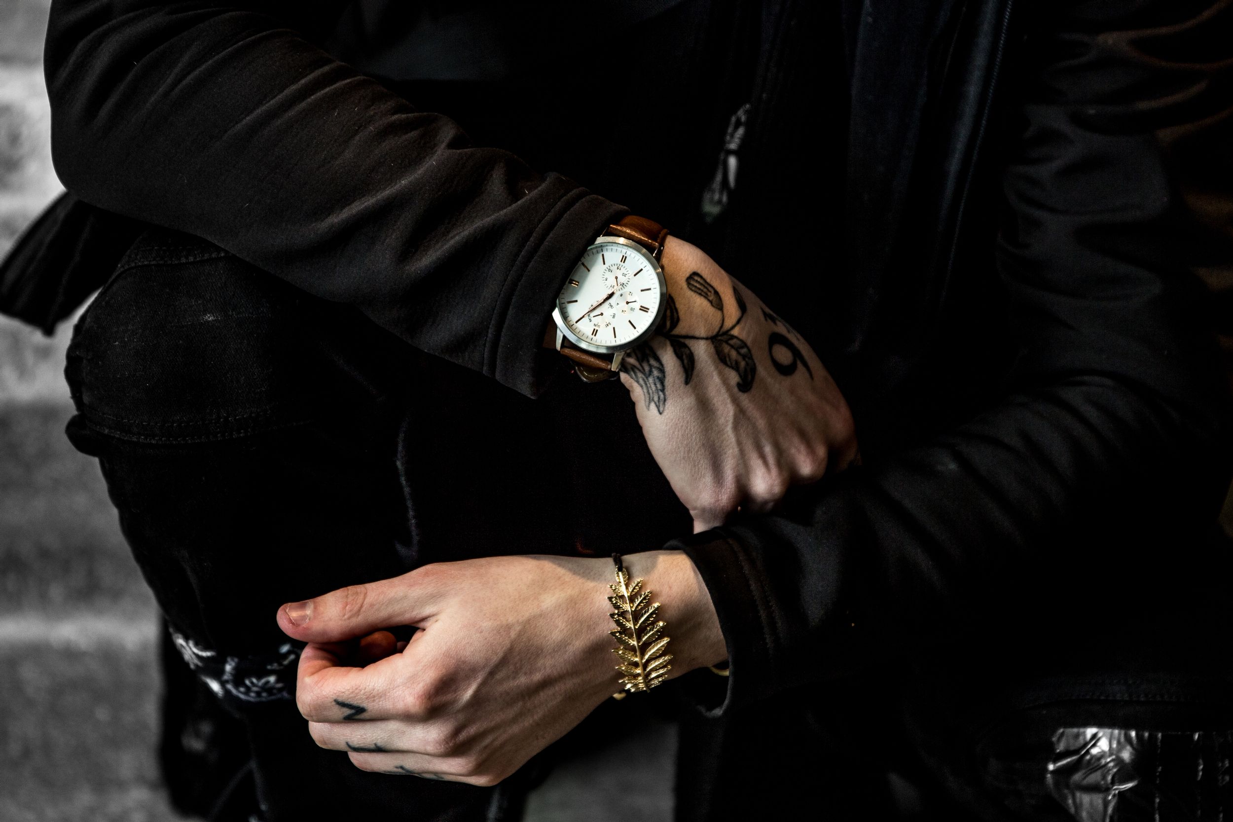 Мужские часы на руке