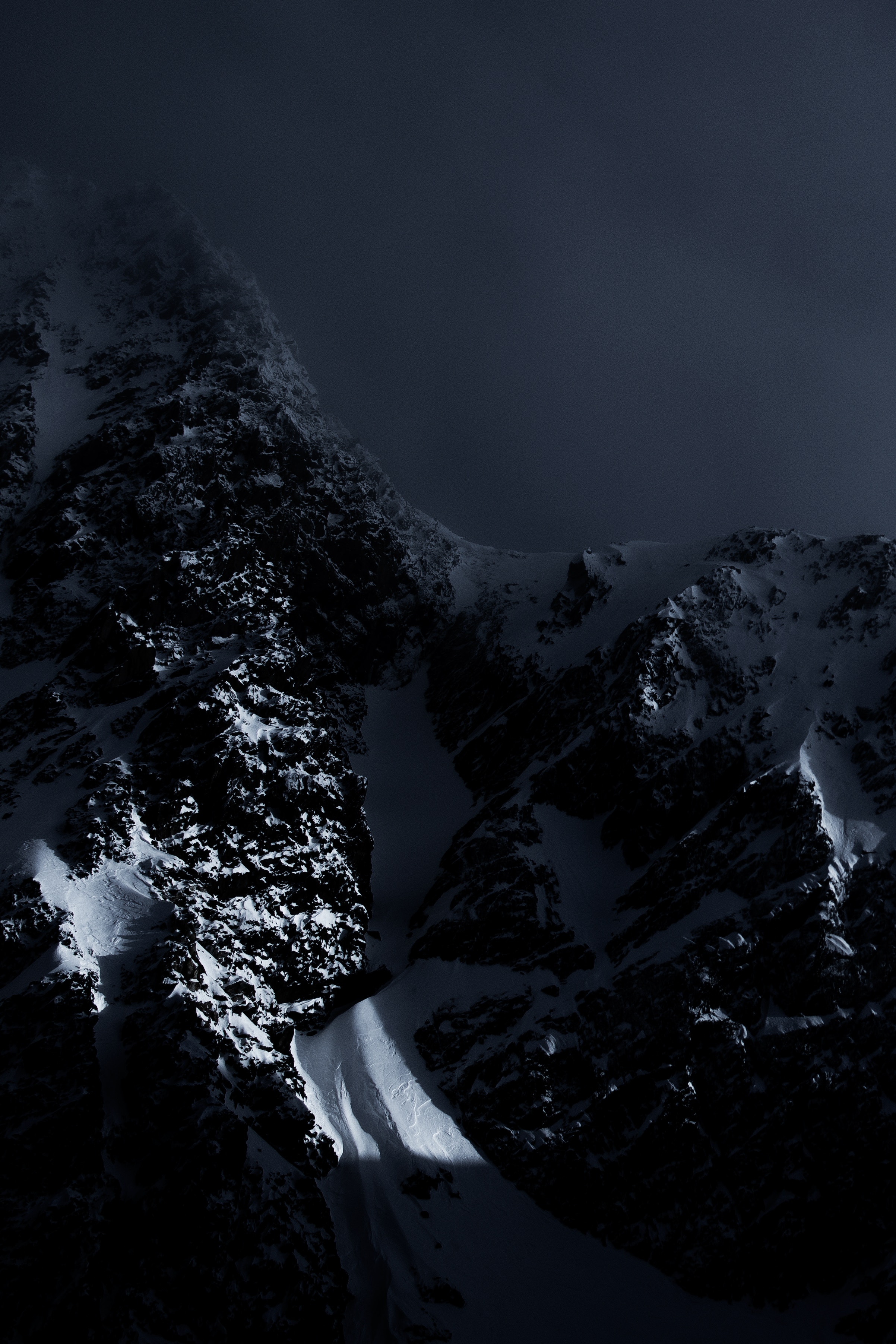 114618 Bild herunterladen berg, scheitel, nach oben, dunkel, nebel, österreich, schneebedeckt, snowbound, tirol, stubai, stubaier - Hintergrundbilder und Bildschirmschoner kostenlos