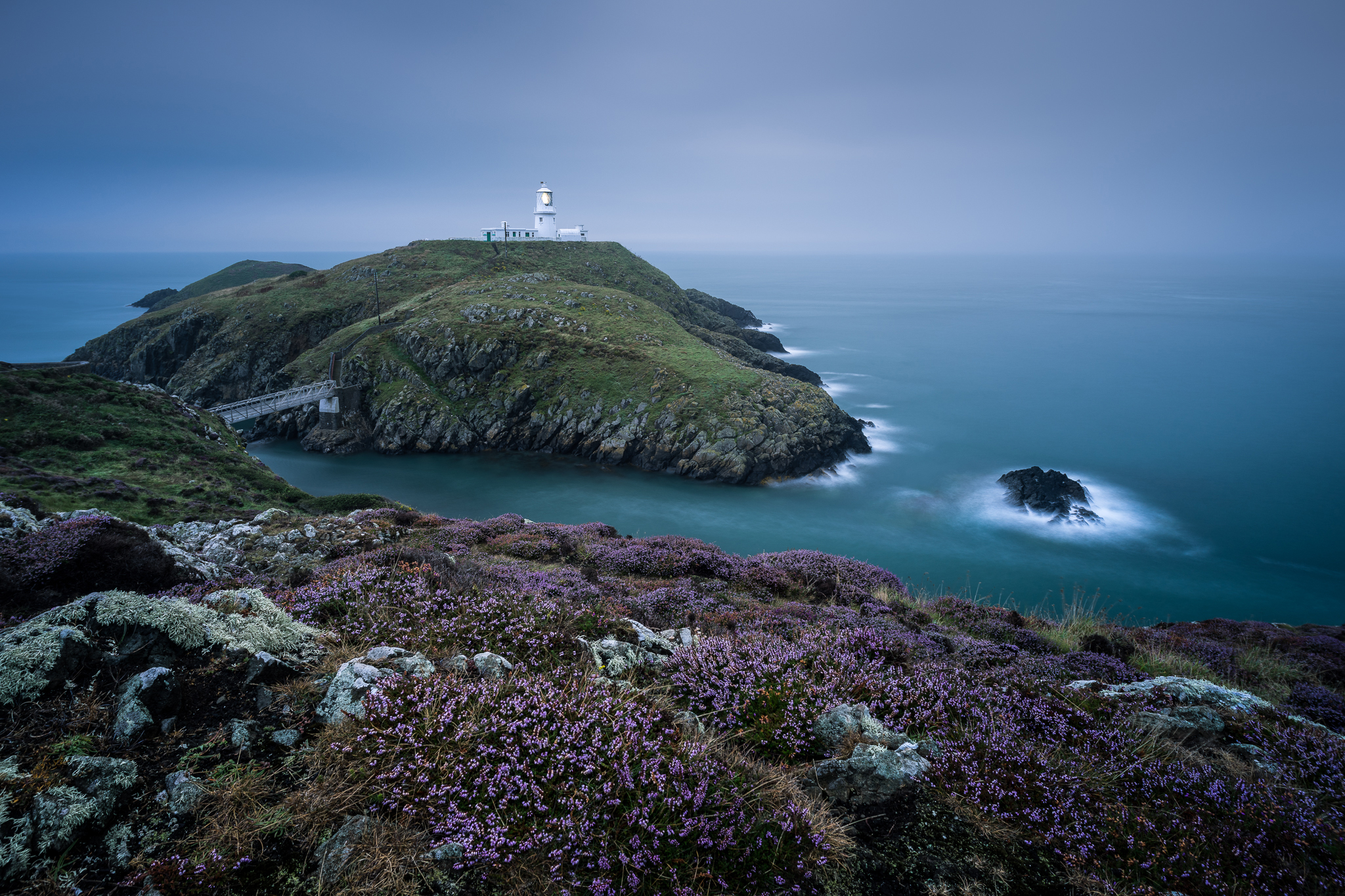 The isle in the irish sea. Атлантический океан Ирландия. Вельс Англия море. Атлантический океан ирландское море. Мыс Норт хед.