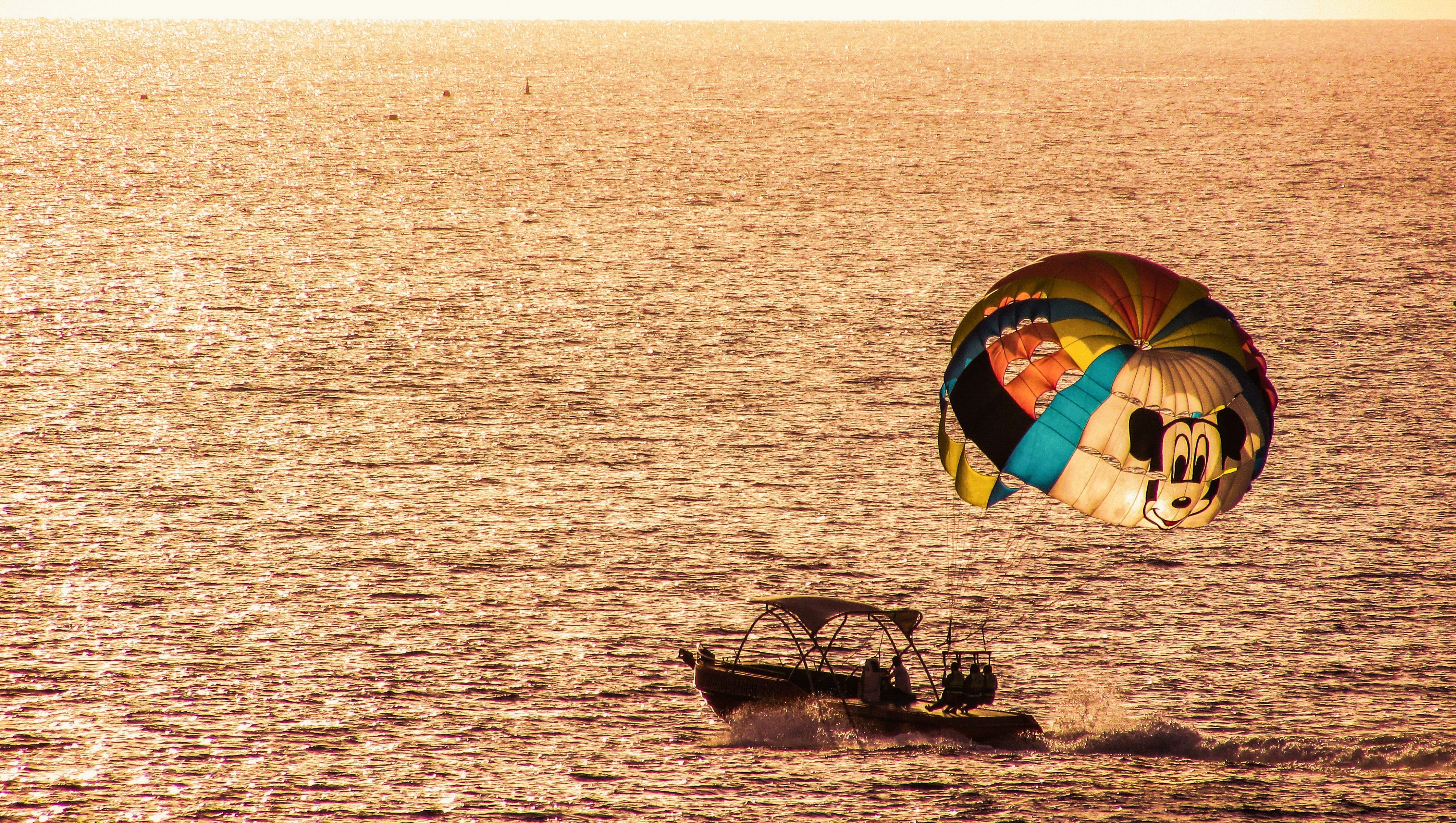 Handy-Wallpaper Natur, Sunset, Sea, Ein Boot, Boot, Gleitschirmfliegen, Fallschirm, Paragliding kostenlos herunterladen.