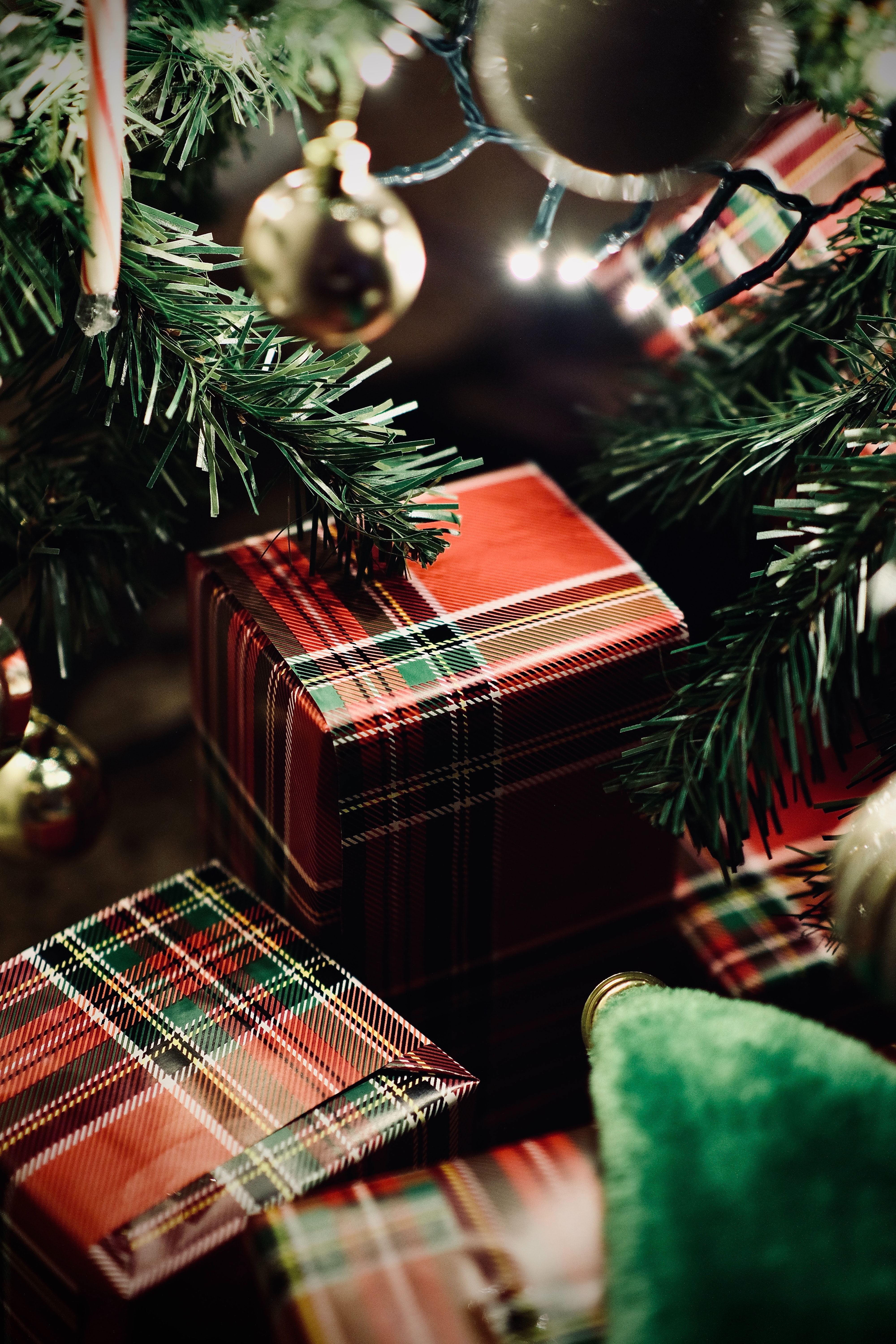 お使いの携帯電話の115698スクリーンセーバーと壁紙新年。 クリスマス, クリスマスツリー, 装飾, ギフトの写真を無料でダウンロード