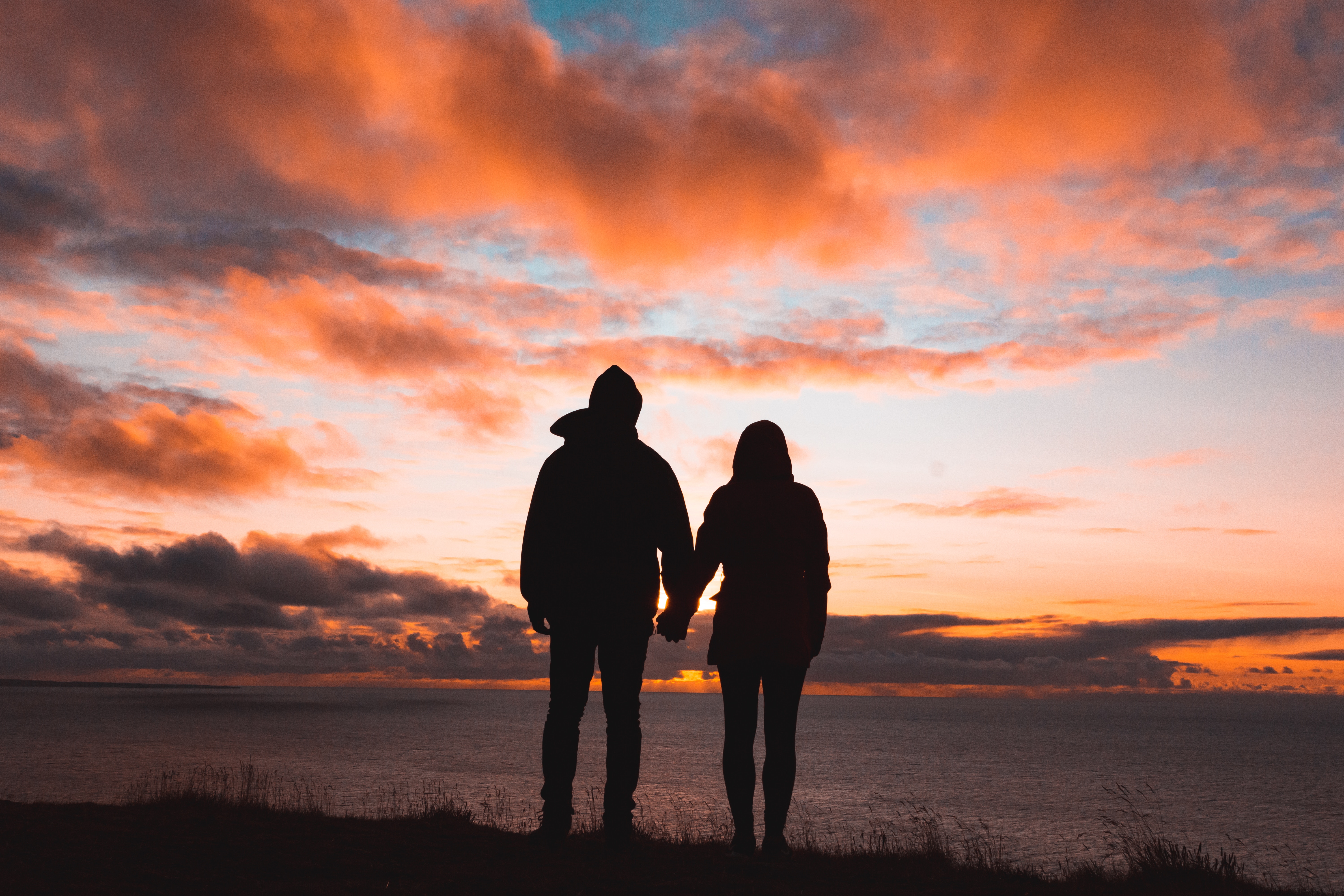144023 download wallpaper couple, sunset, sky, love, pair, silhouettes screensavers and pictures for free