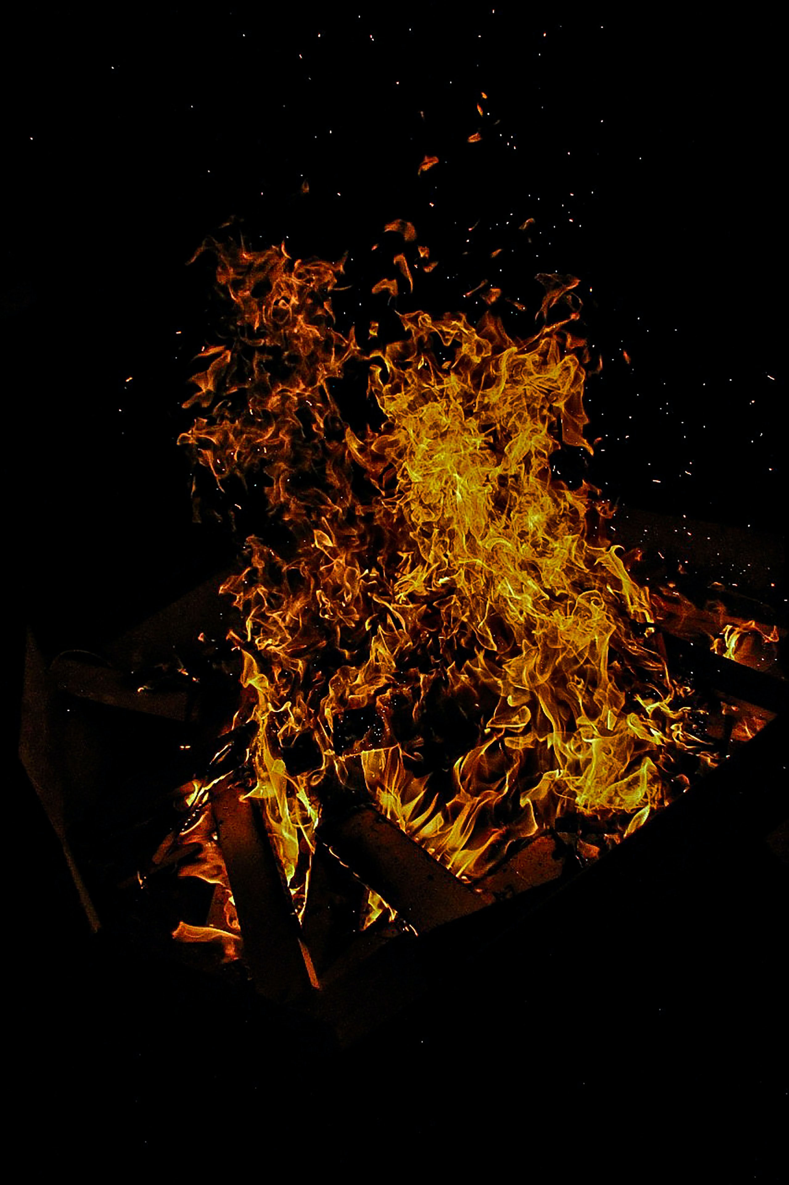 Laden Sie das Bonfire, Dunkel, Flamme, Funken-Bild kostenlos auf Ihren PC-Desktop herunter