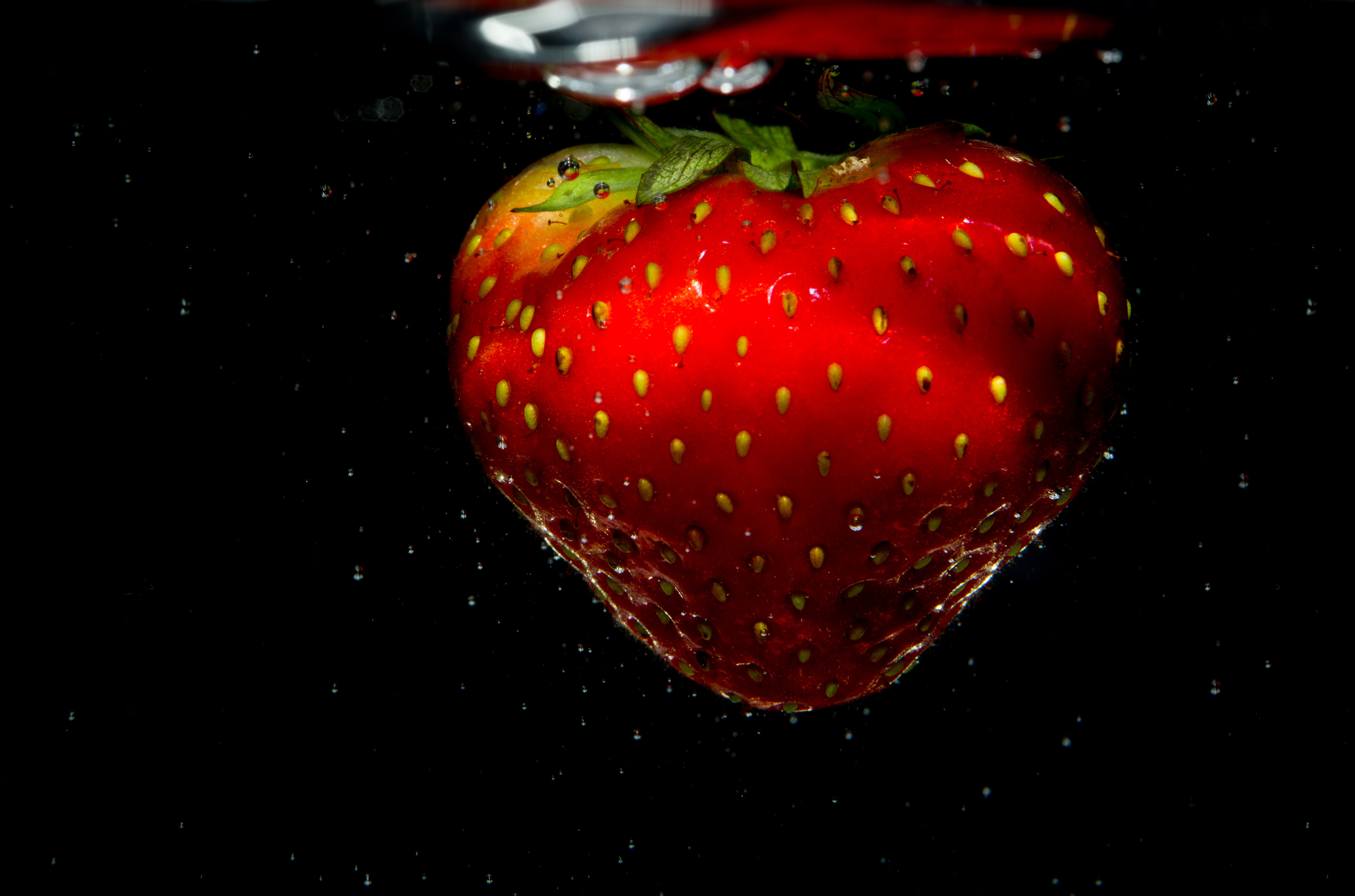 close-up, water, strawberry, macro, berry Aesthetic wallpaper