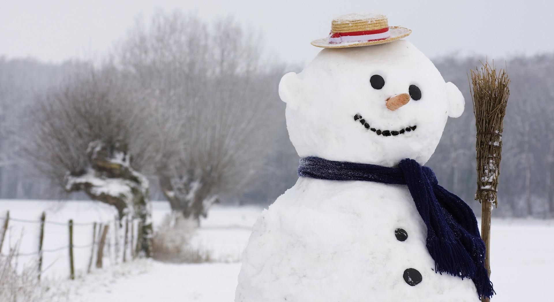 142876 скачать обои снеговик, праздники, рождество, новый год, шляпа, шарф, метла - заставки и картинки бесплатно