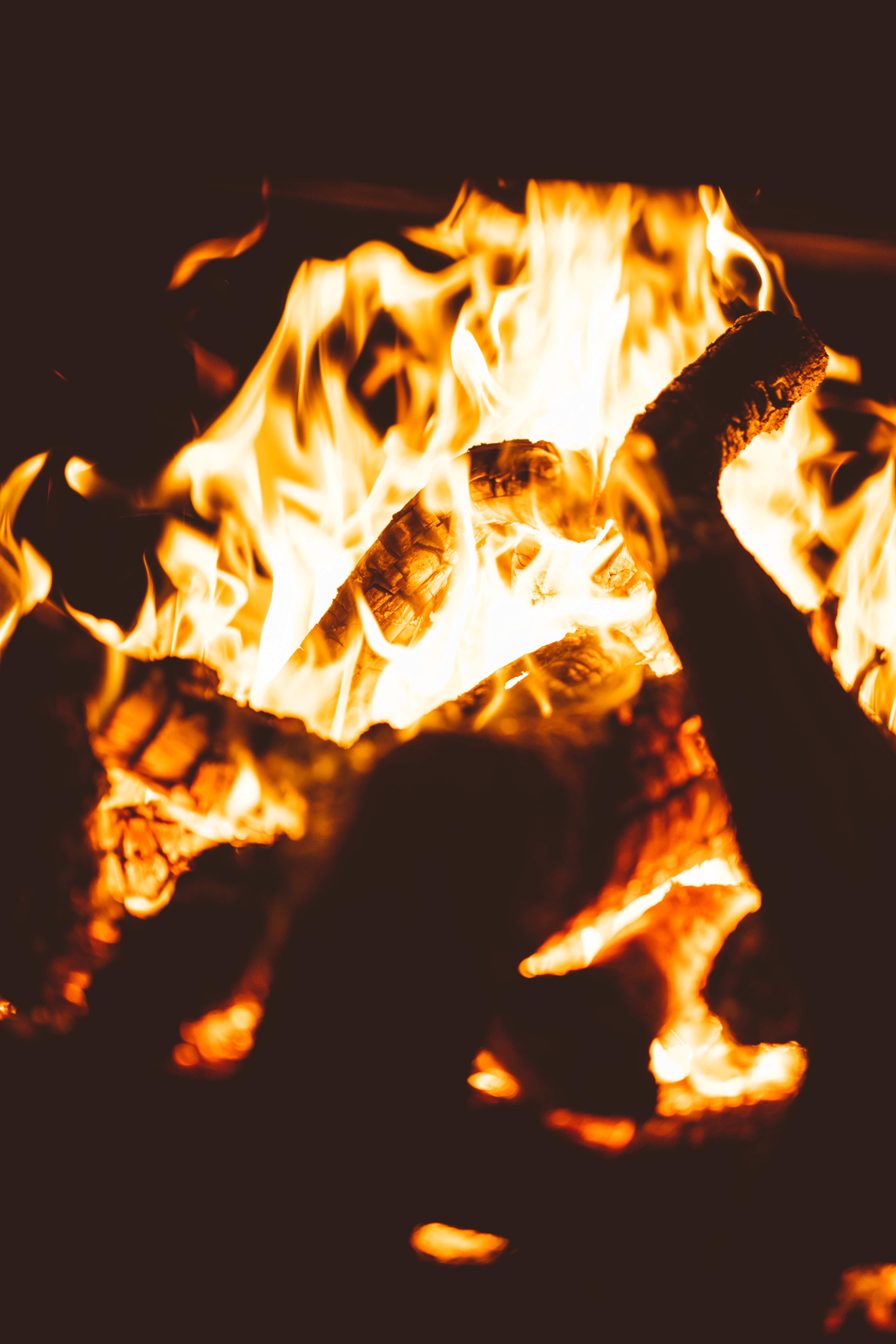 fire, bonfire, dark, flame, miscellanea, miscellaneous, blur, smooth, firewood 32K