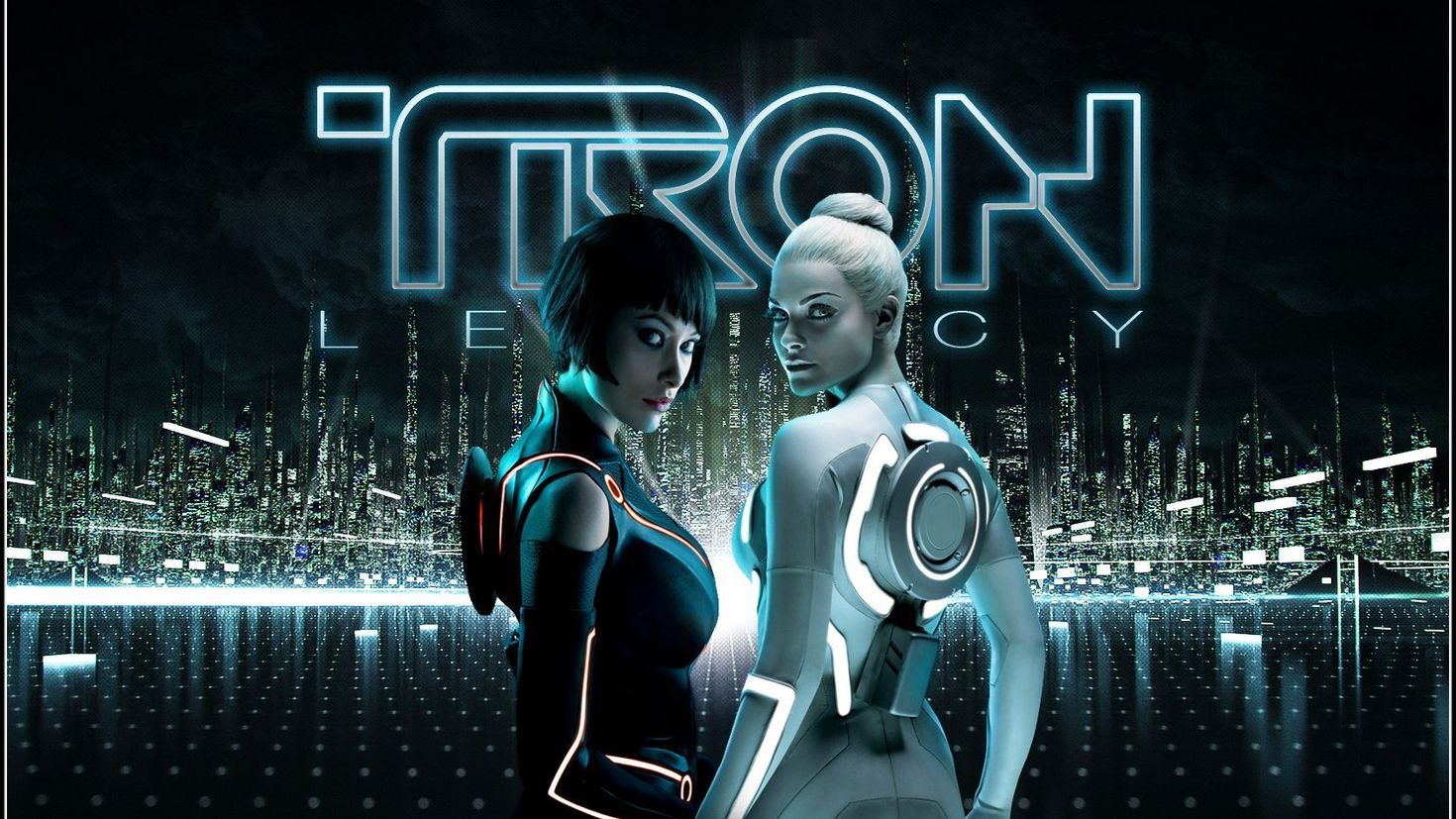 Трон выход. Трон: наследие (2010). Tron Legacy бо Гарретт. Трон наследие КУОРА. Обои из фильма трон.