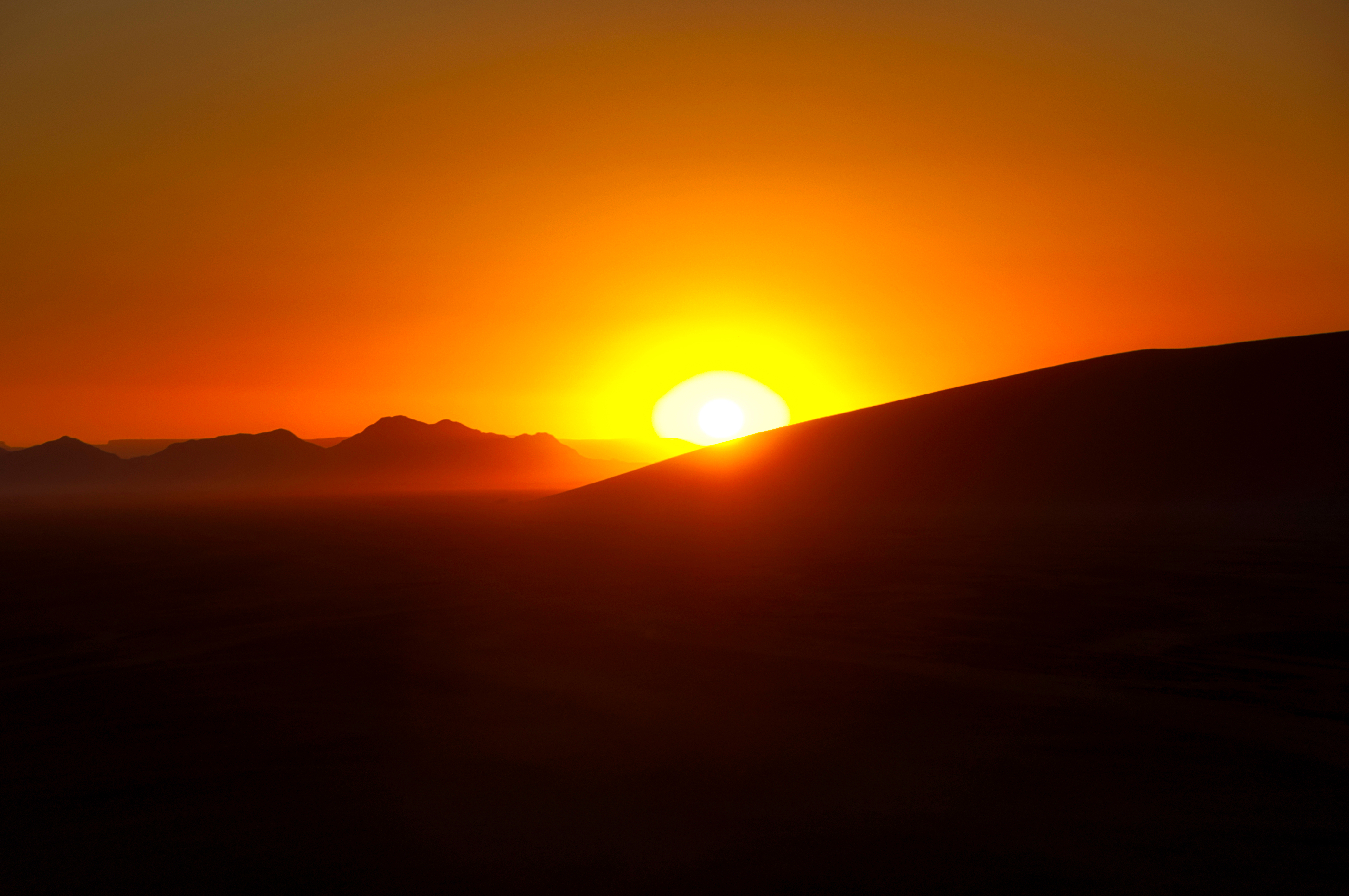 50731 Hintergrundbild herunterladen sunset, mountains, sun, dunkel, dämmerung, twilight - Bildschirmschoner und Bilder kostenlos