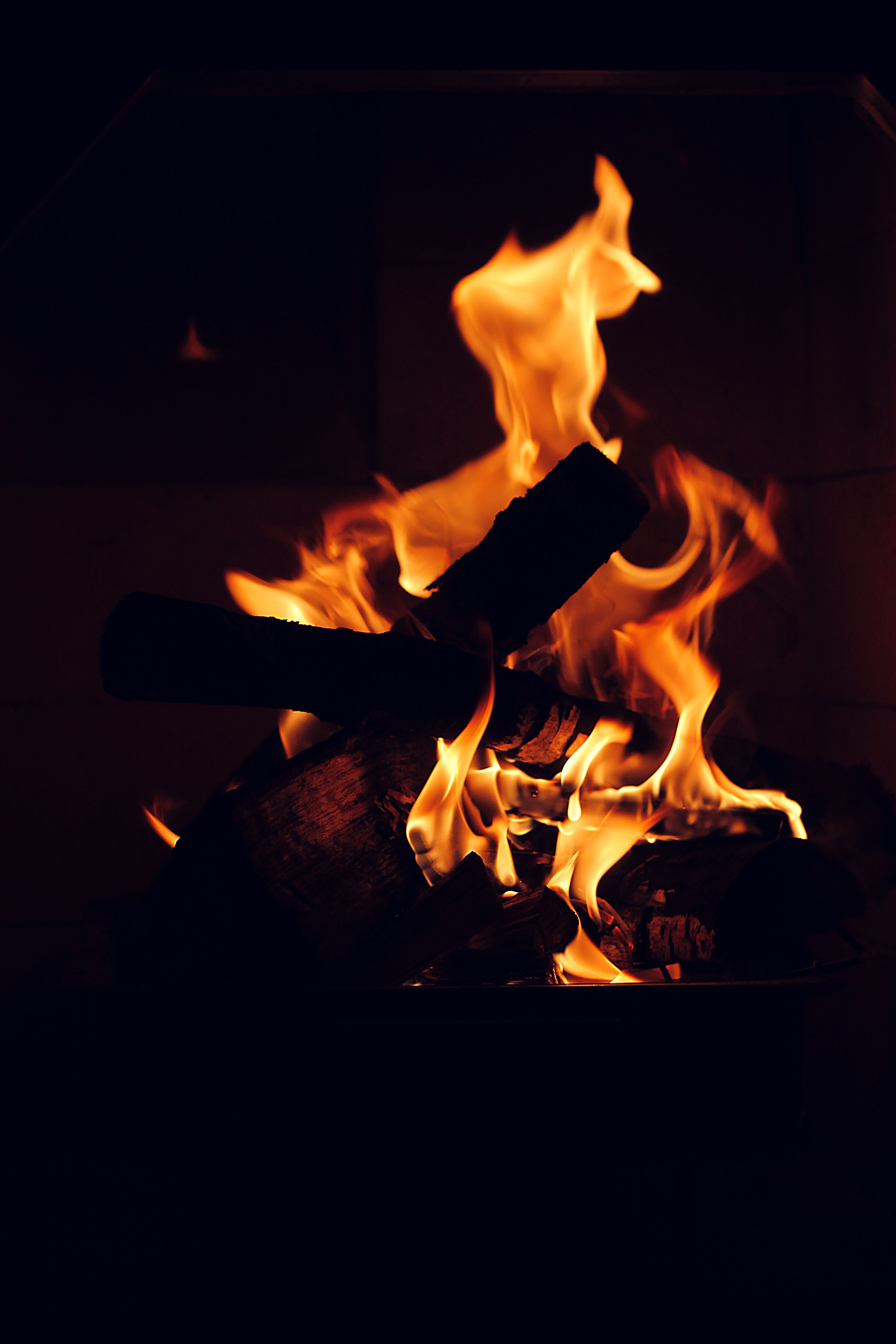 87397 Bild herunterladen feuer, bonfire, dunkel, flamme, brennholz, feurig, fiery - Hintergrundbilder und Bildschirmschoner kostenlos