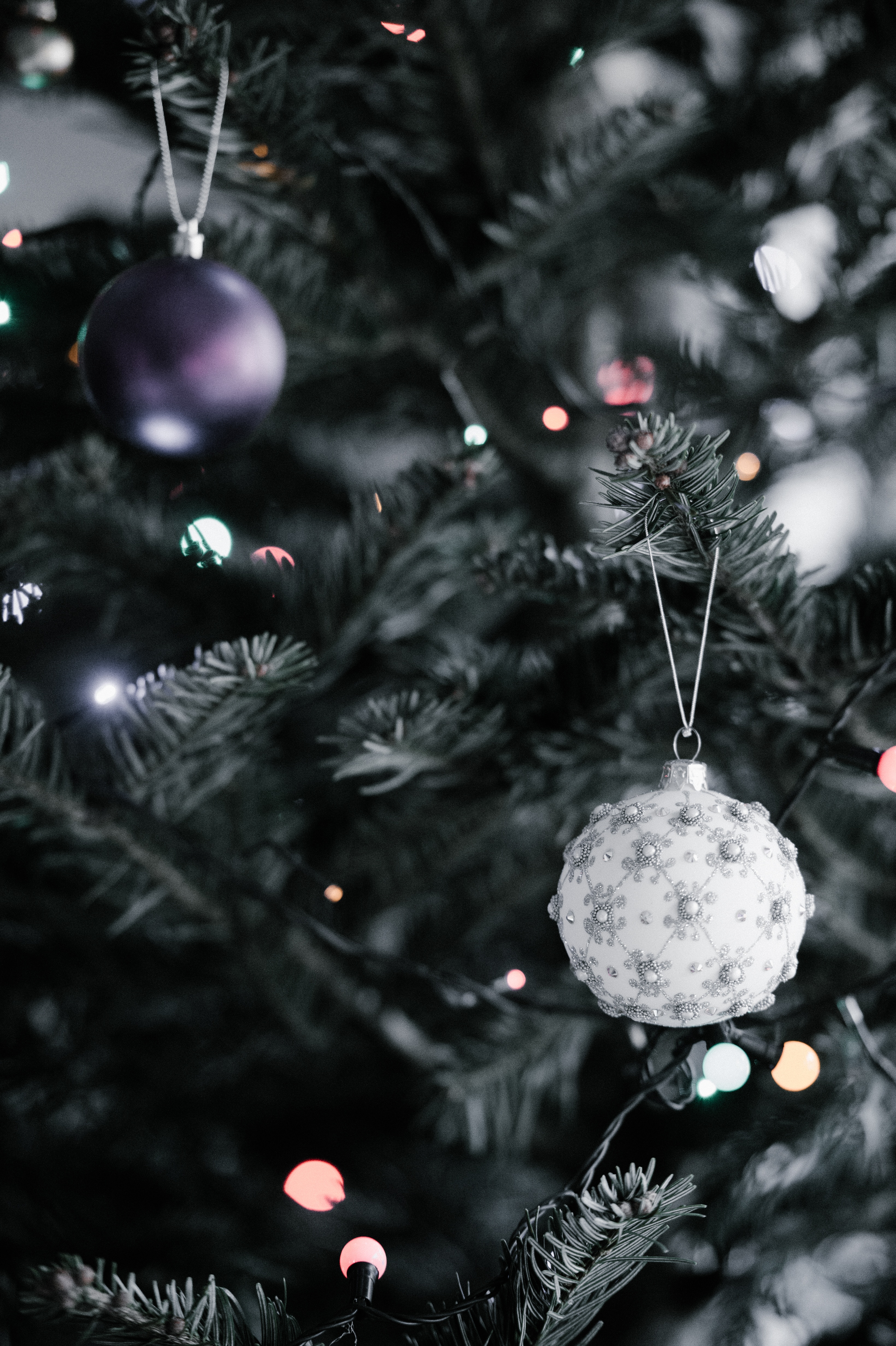 Handy-Wallpaper Feiertage, Nadeln, Neujahr, Dekoration, Weihnachten, Neues Jahr, Weihnachtsschmuck, Weihnachtsbaum Spielzeug, Weihnachtsbaum kostenlos herunterladen.