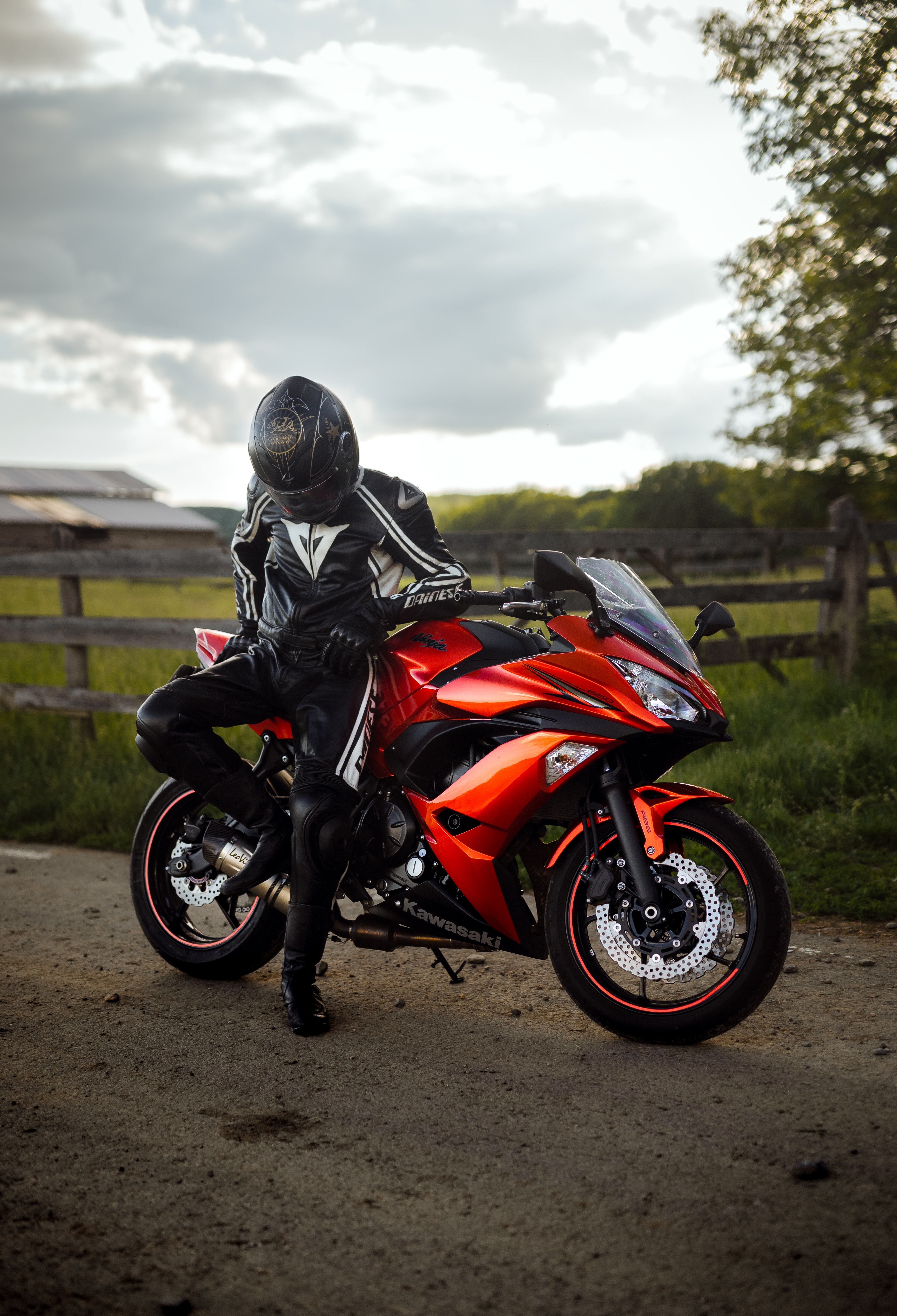 Laden Sie das Motorräder, Motorradfahrer, Helm, Motorrad, Kawasaki-Bild kostenlos auf Ihren PC-Desktop herunter