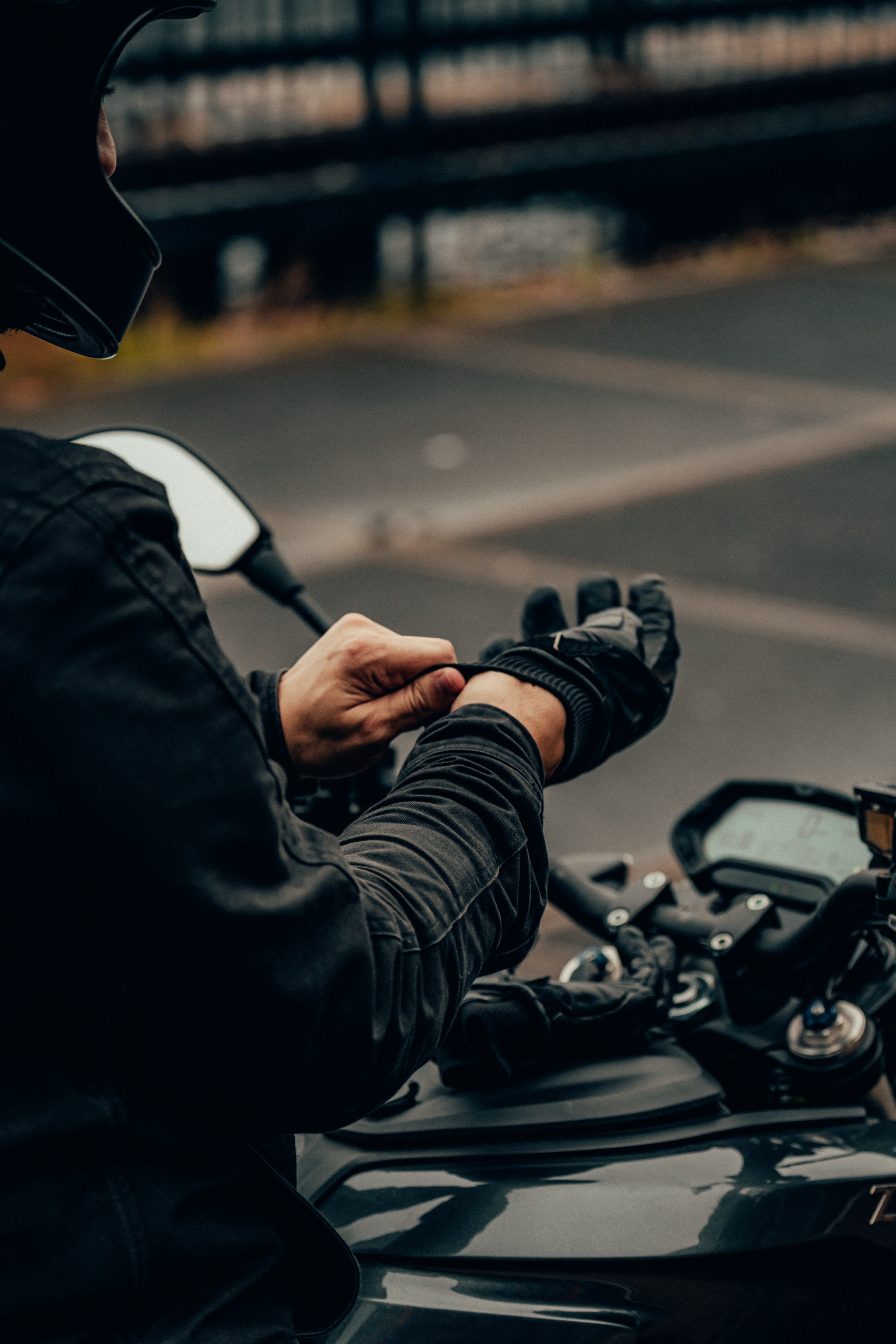 Завантажити шпалери Мотоцикліст на телефон безкоштовно