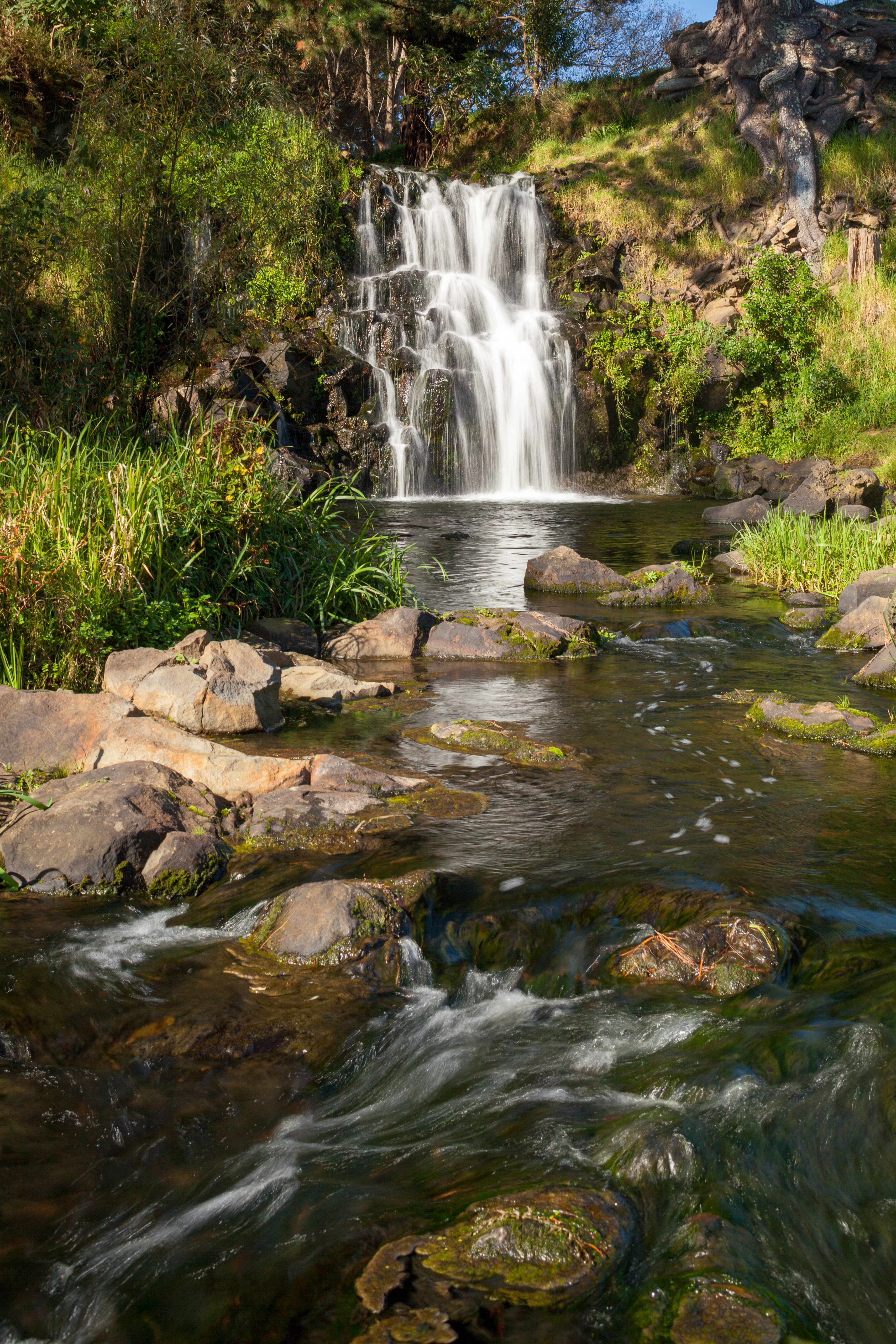 Handy-Wallpaper Wasserfall, Natur, Stones, Felsen, Die Steine, Fließen, Fluss, Stream kostenlos herunterladen.